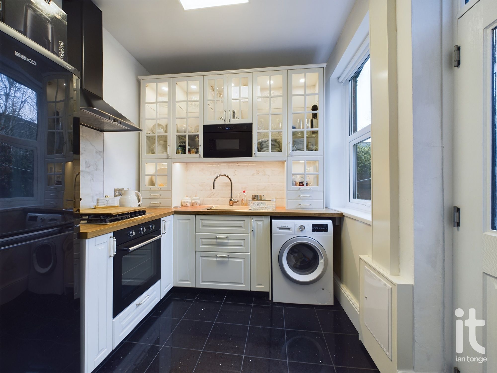 2 bedroom end terraced house Sold in Stockport - Photograph 10.