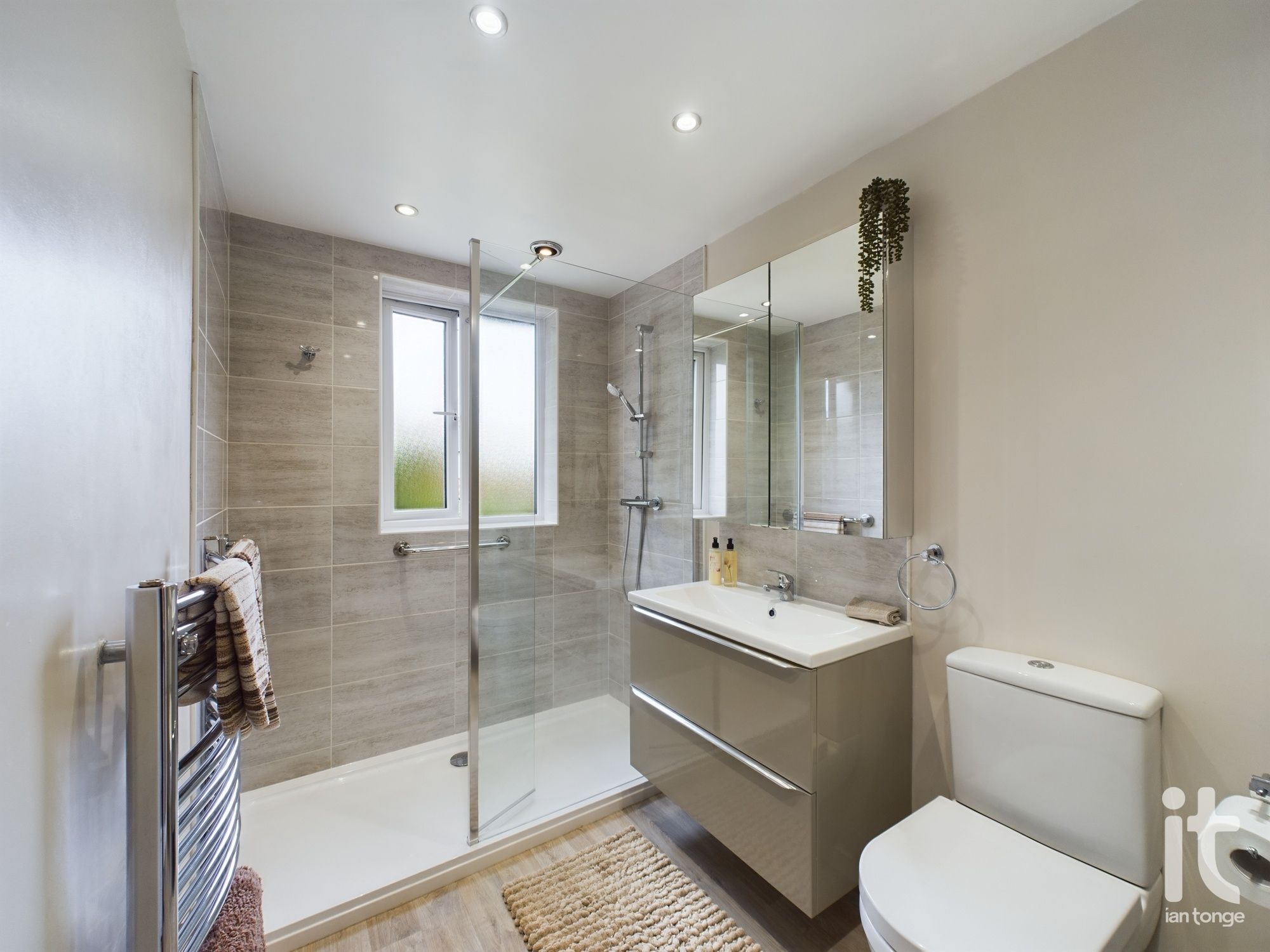 2 bedroom semi-detached house Under Offer in Stockport - Photograph 26.