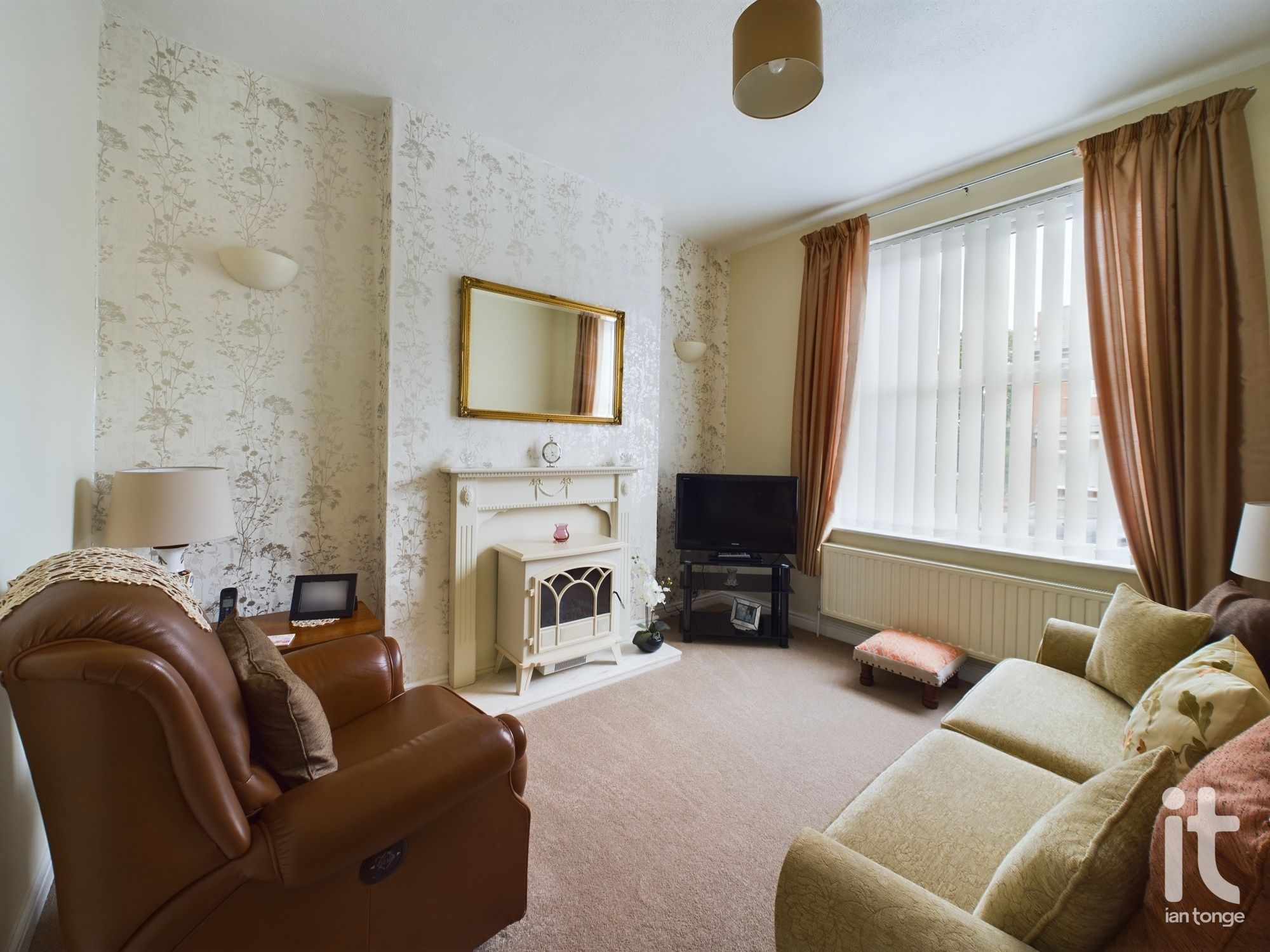 2 bedroom semi-detached house Under Offer in Stockport - Photograph 7.