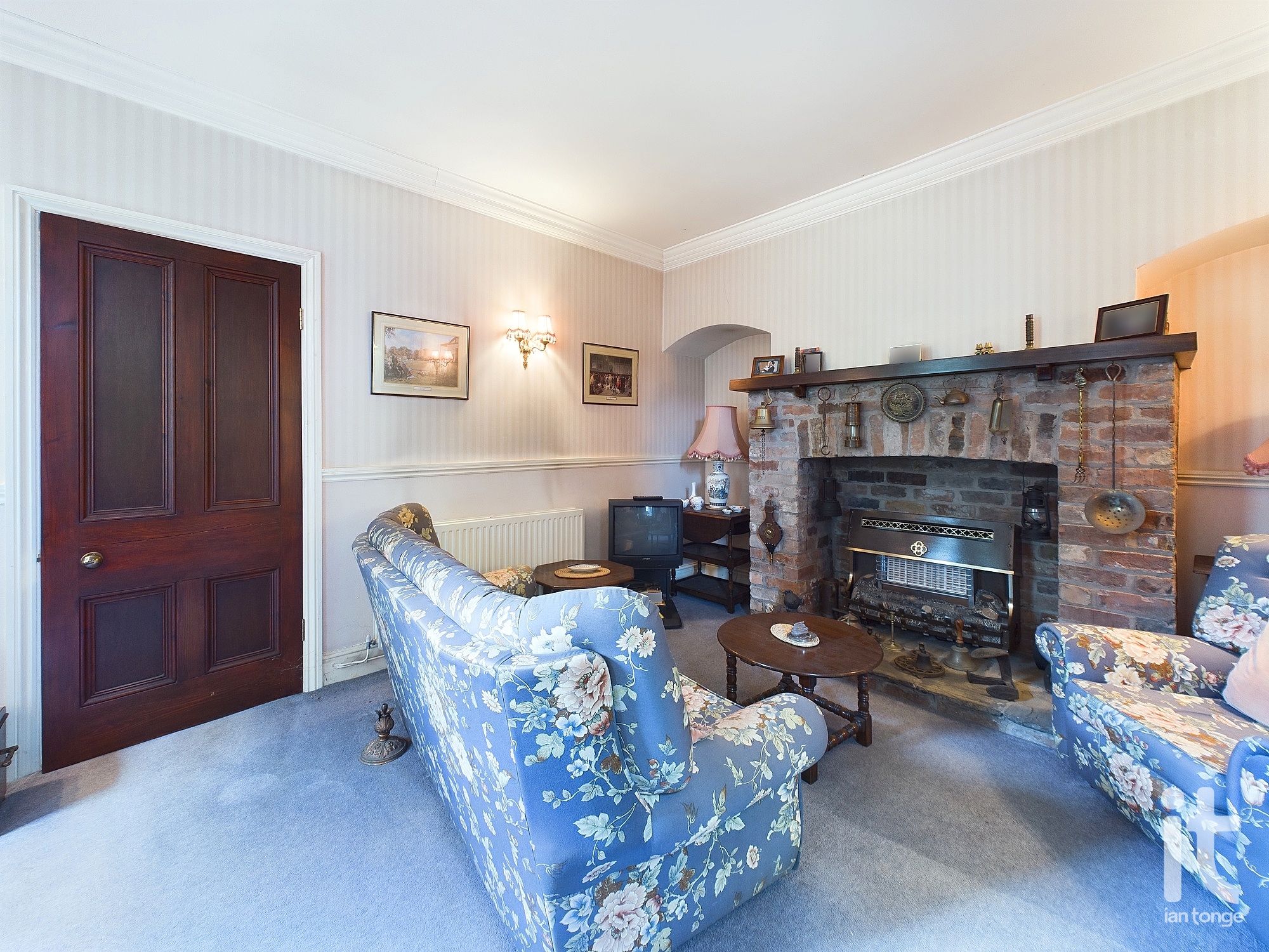 4 bedroom semi-detached house Under Offer in Stockport - Photograph 14.