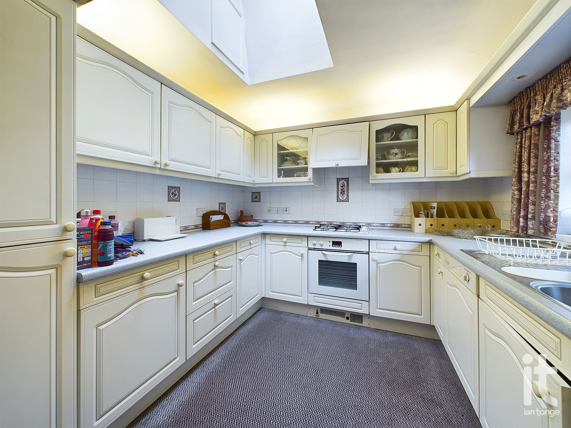 4 bedroom semi-detached house Under Offer in Stockport - Photograph 19.