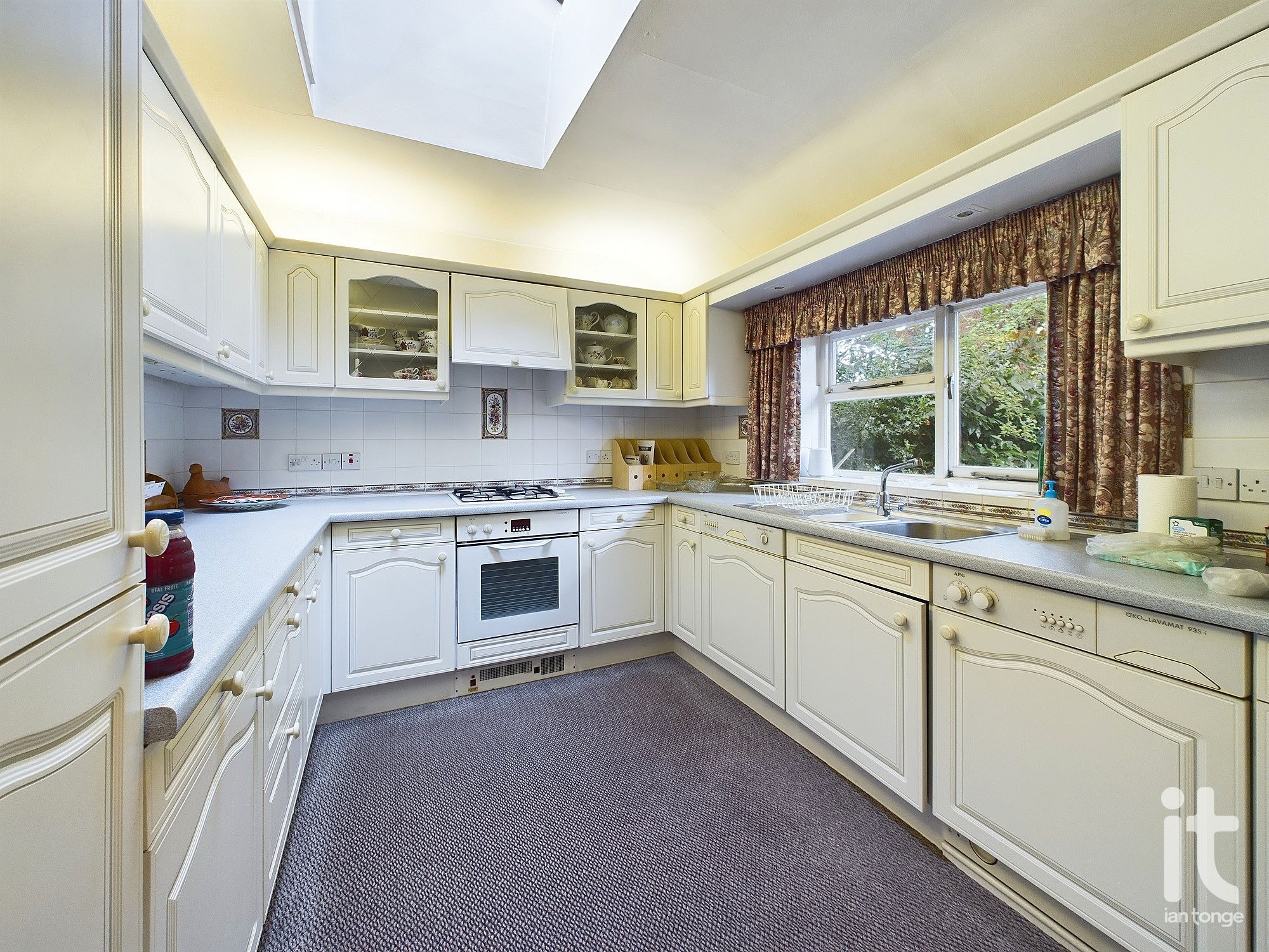 4 bedroom semi-detached house Under Offer in Stockport - Photograph 20.