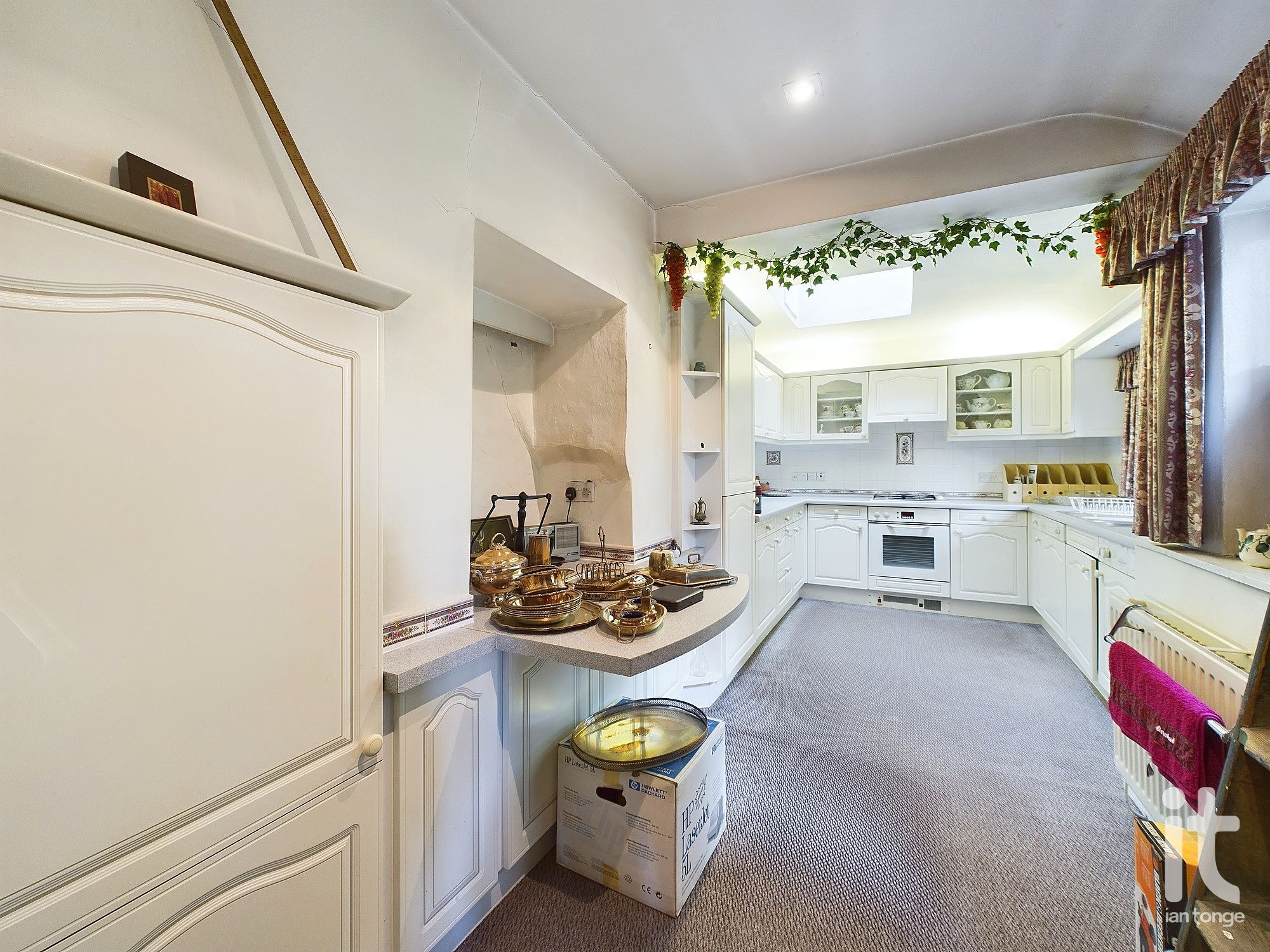 4 bedroom semi-detached house Under Offer in Stockport - Photograph 23.