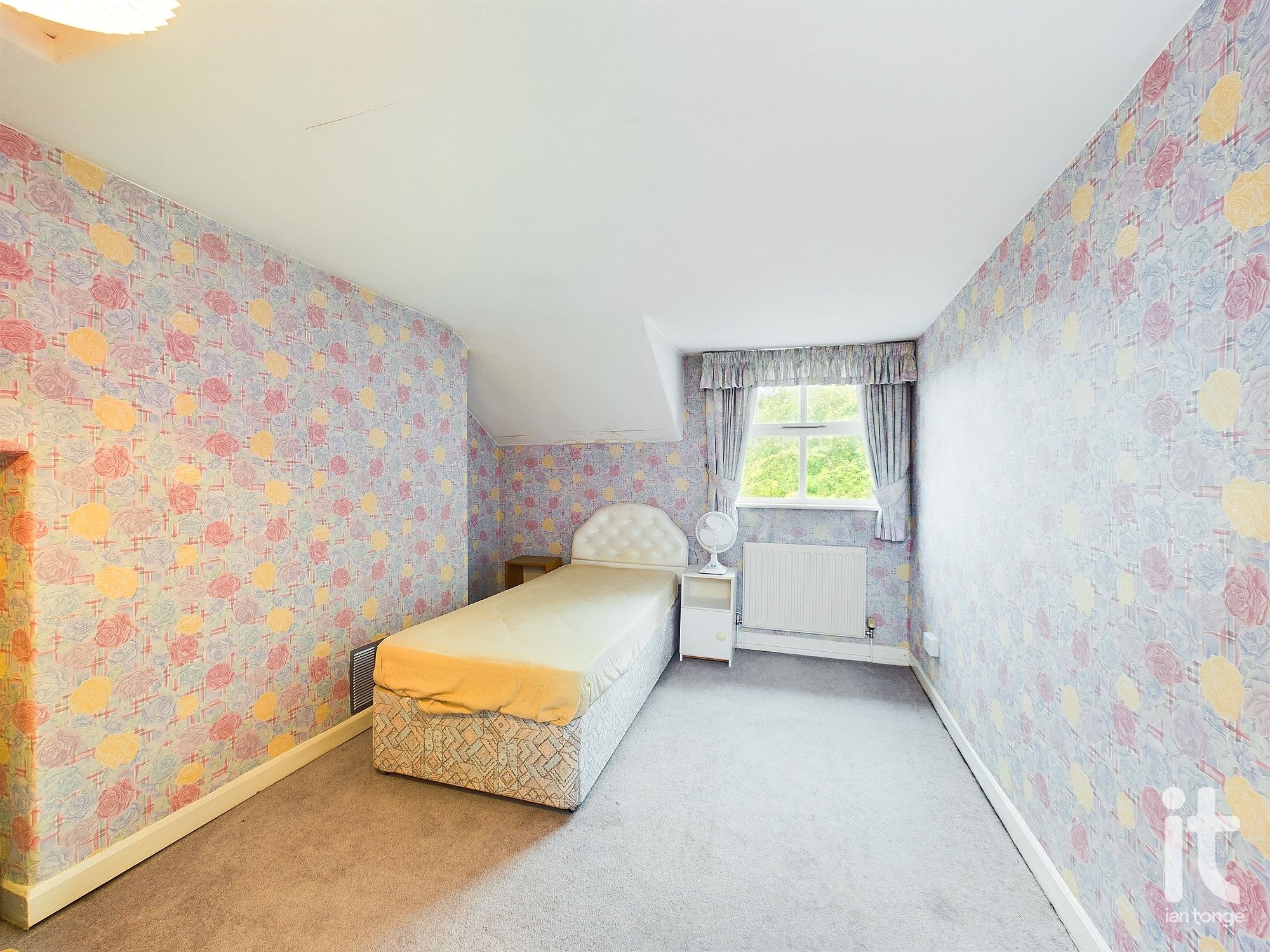 4 bedroom semi-detached house Under Offer in Stockport - Photograph 43.