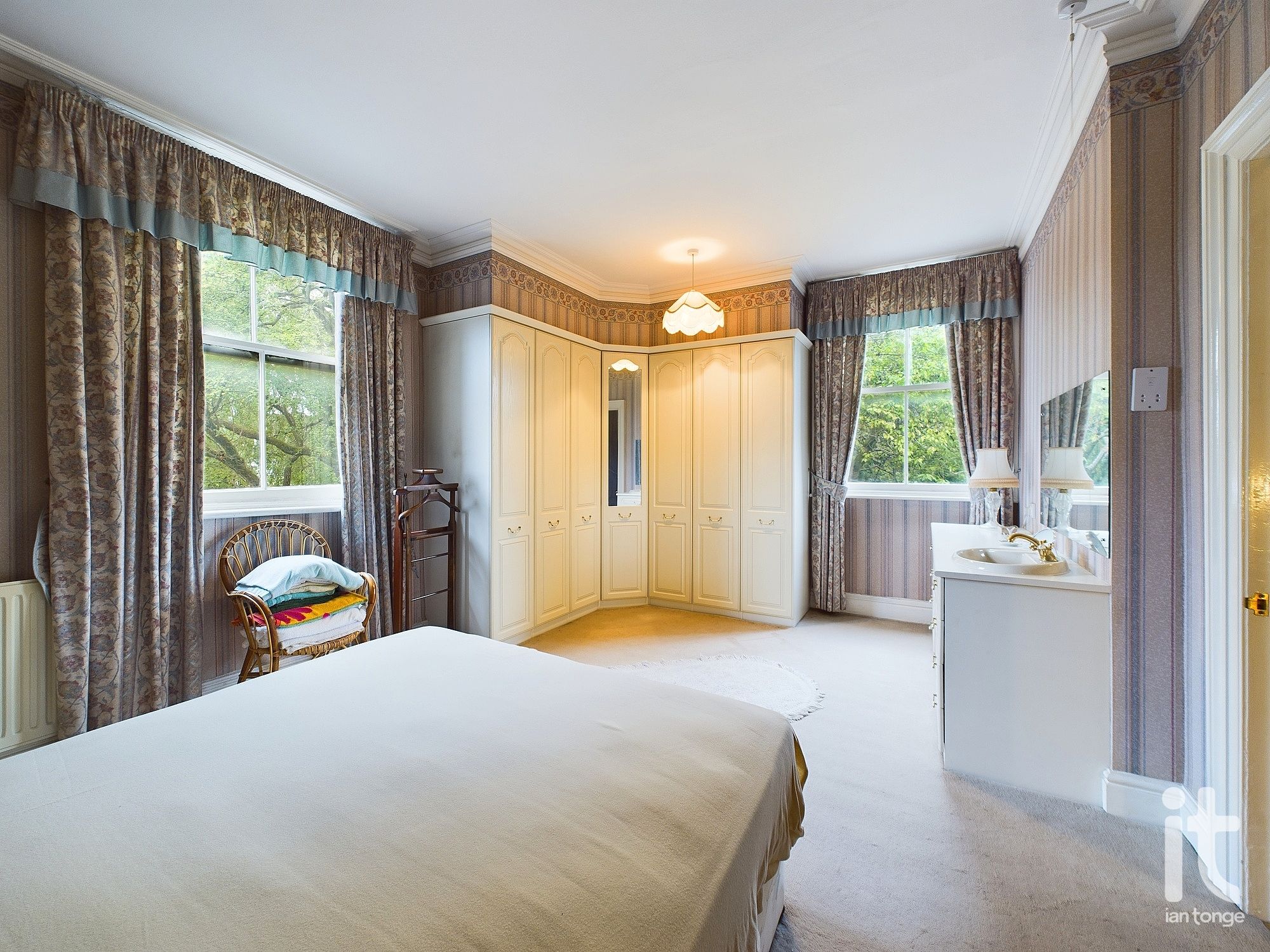 4 bedroom semi-detached house Under Offer in Stockport - Photograph 30.