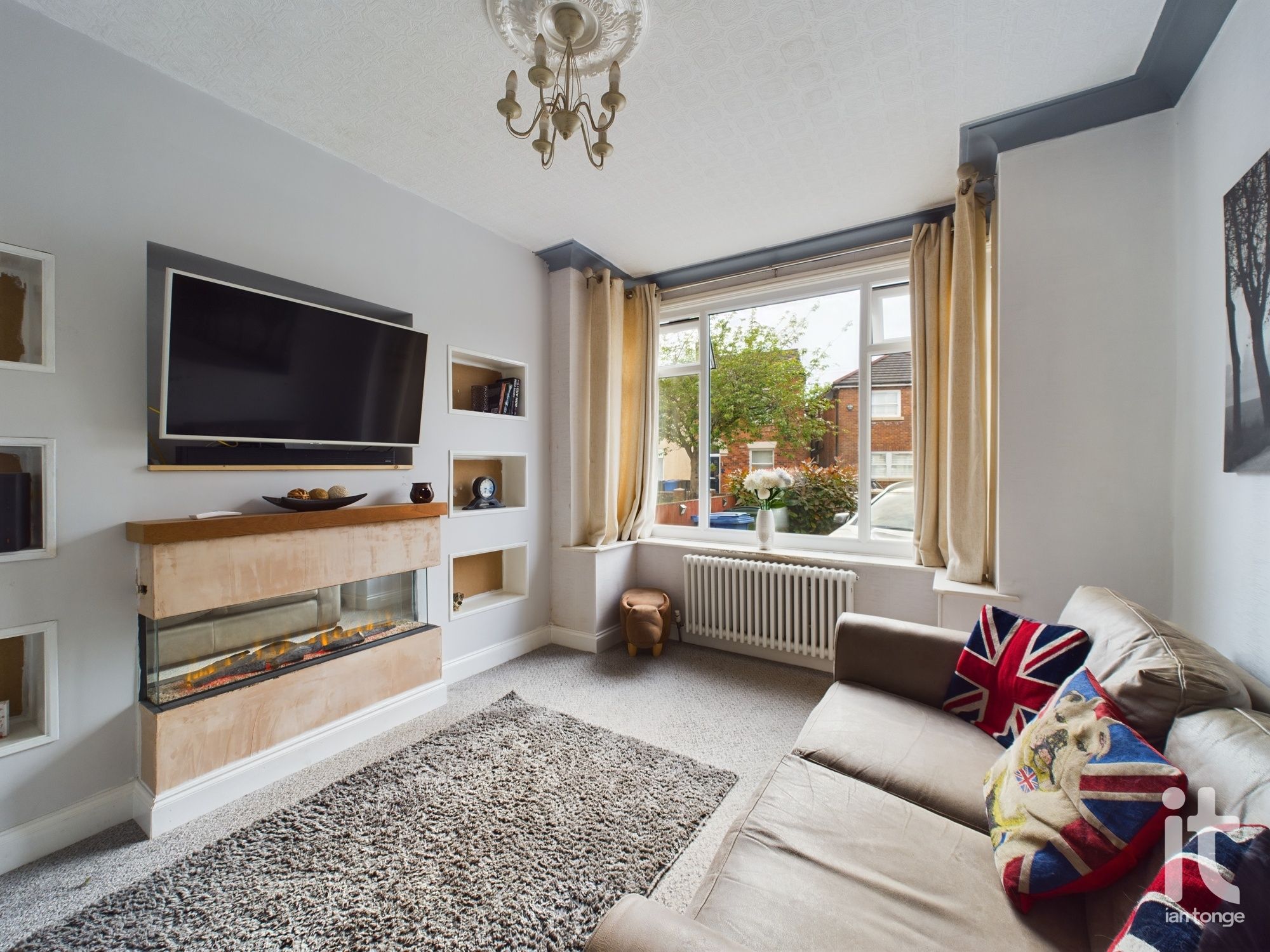 3 bedroom detached house Sold in Stockport - Photograph 3.