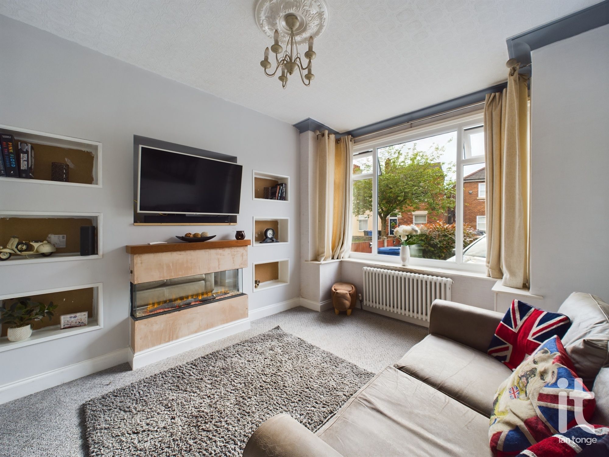 3 bedroom detached house Sold in Stockport - Photograph 6.