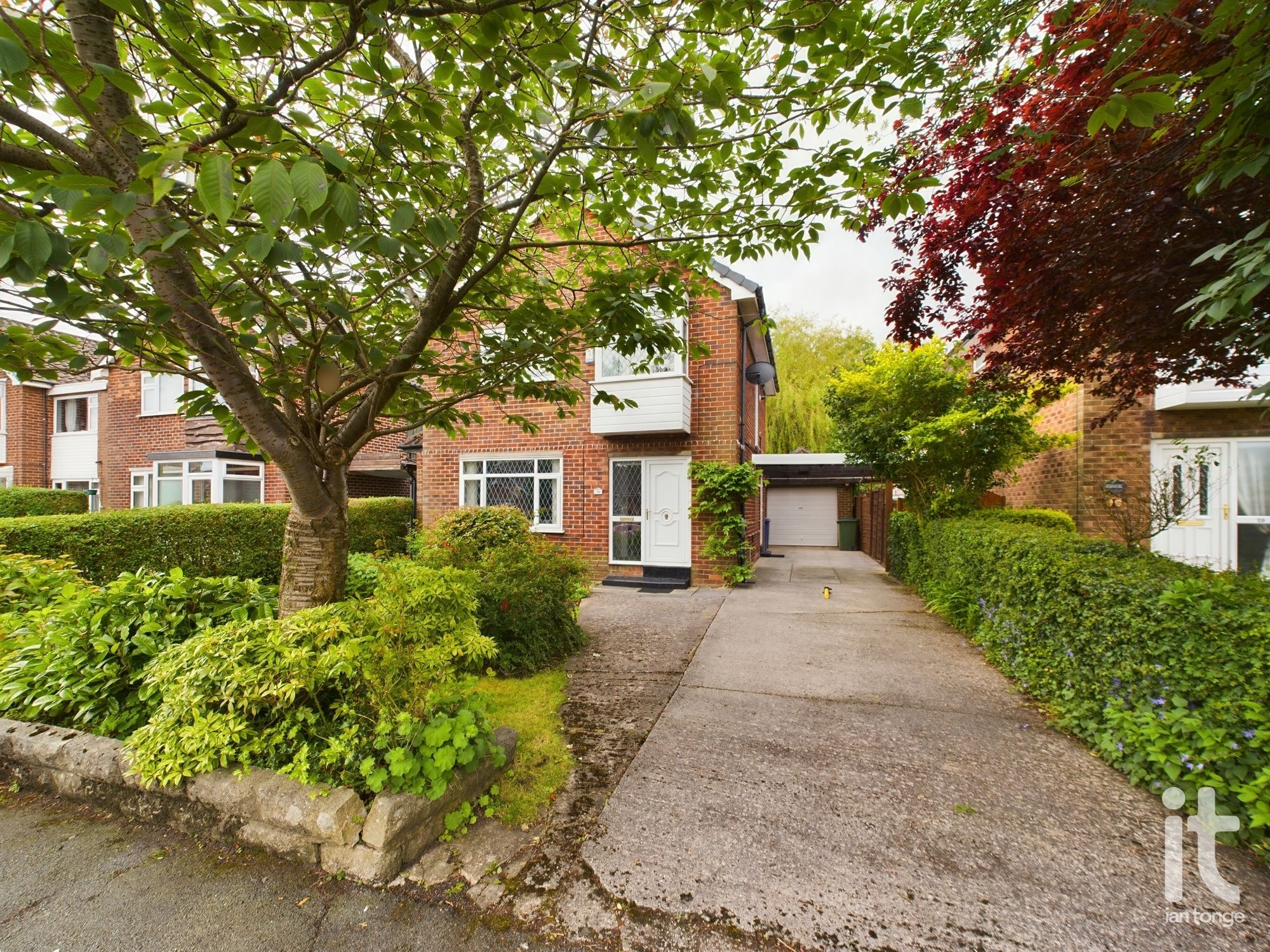 3 bedroom detached house SSTC in Stockport - Photograph 6.