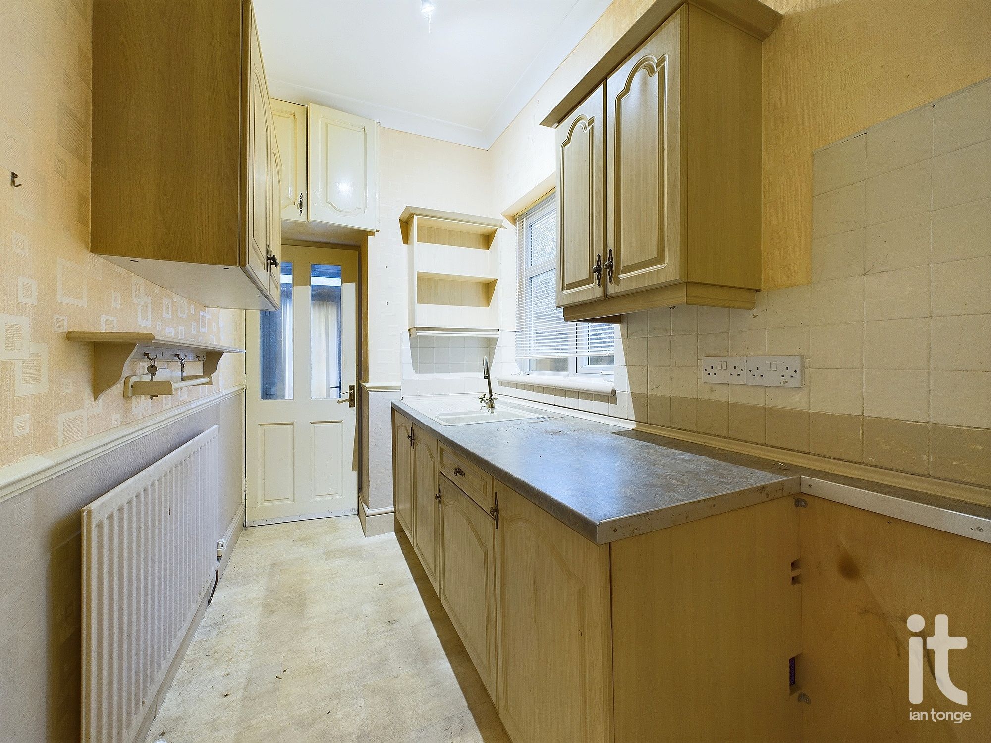 3 bedroom semi-detached house SSTC in Stockport - Photograph 8.