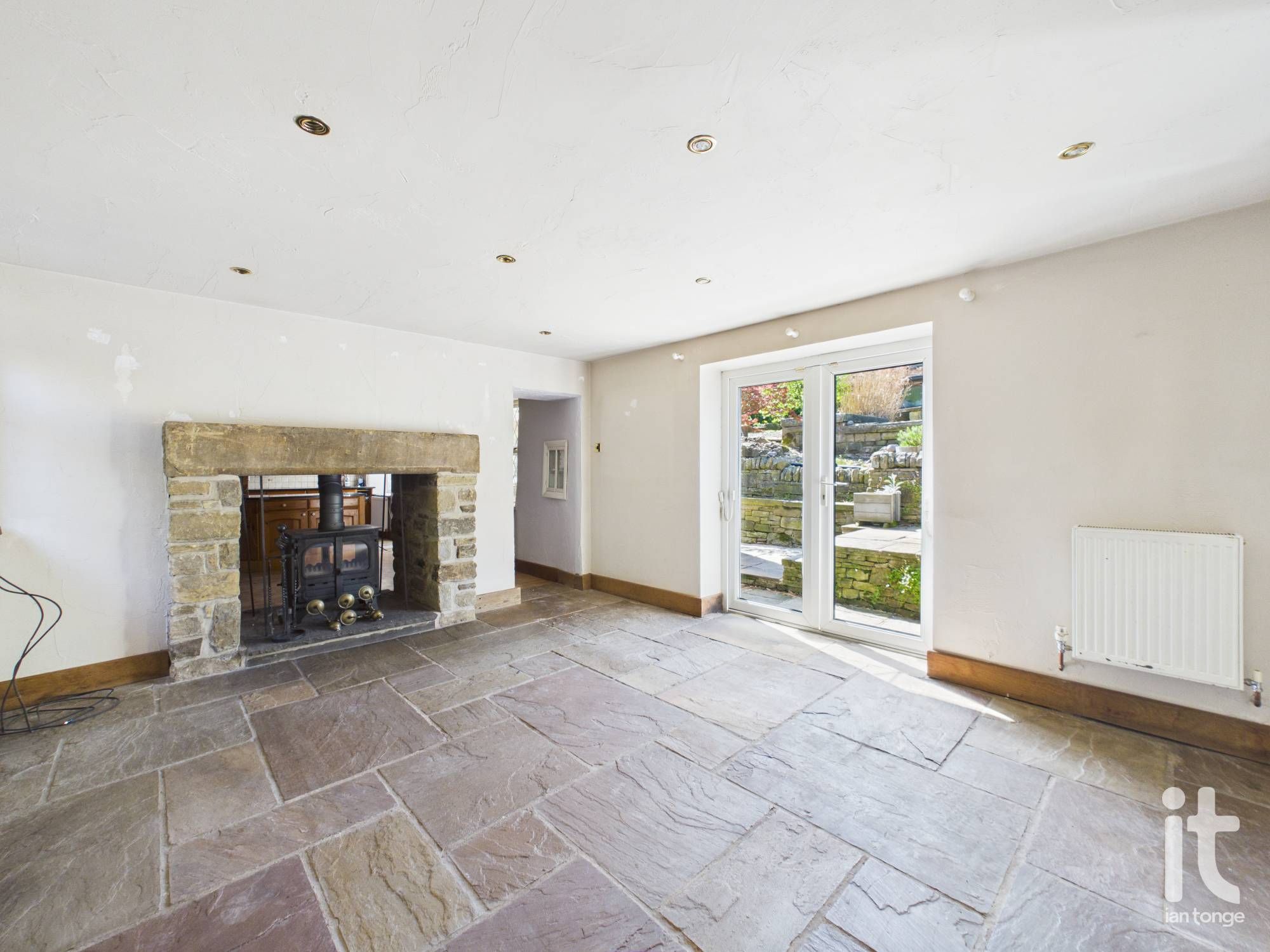 4 bedroom detached house For Sale in High Peak - Photograph 4.
