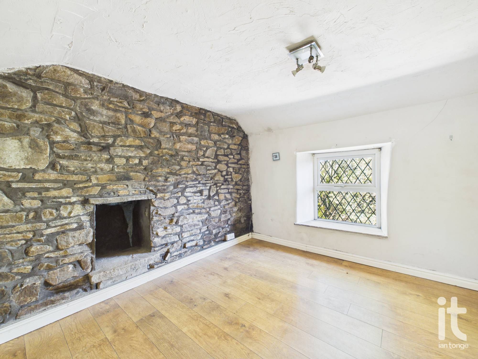 4 bedroom detached house For Sale in High Peak - Photograph 14.