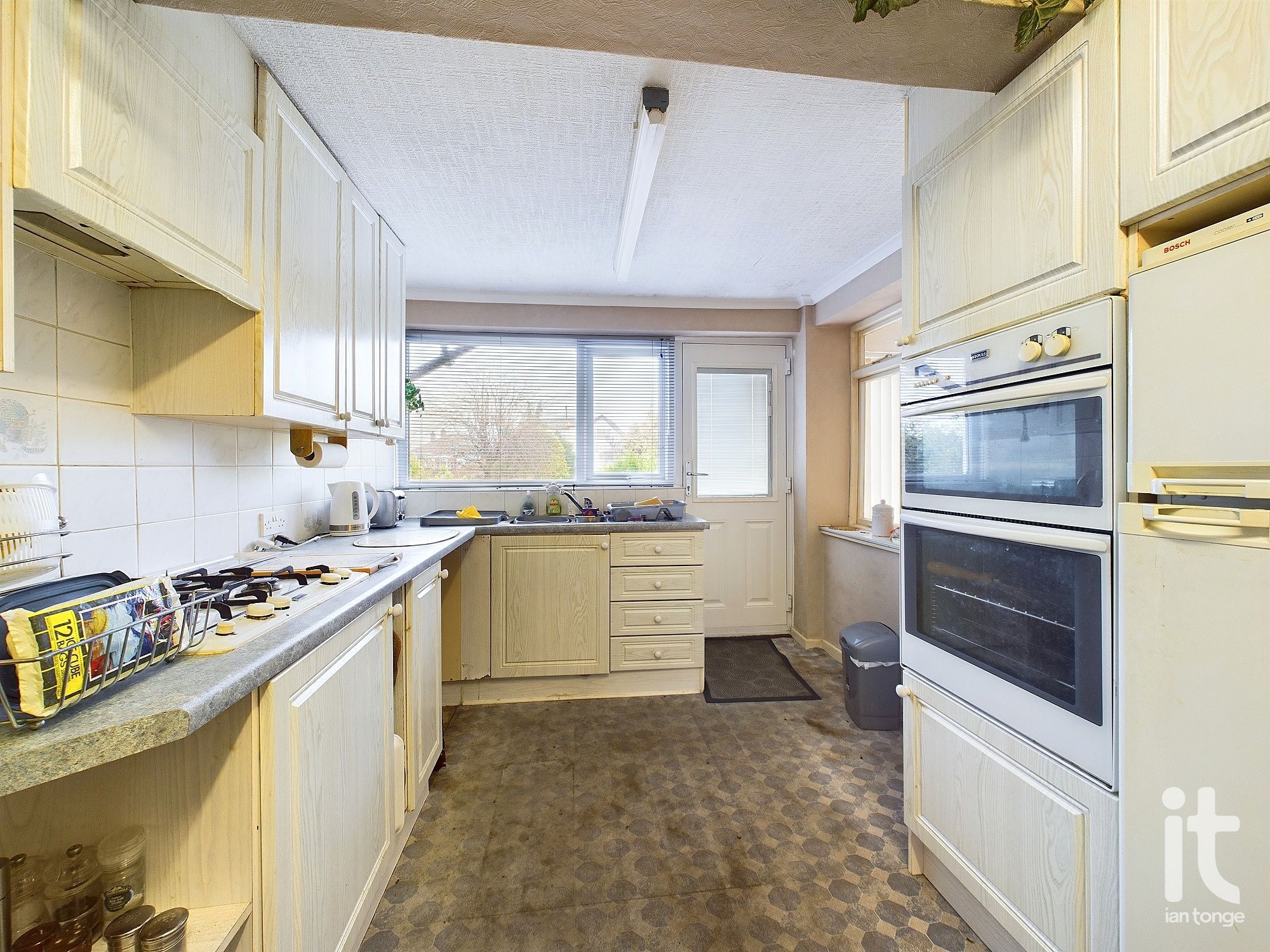 3 bedroom detached bungalow SSTC in Stockport - Photograph 16.