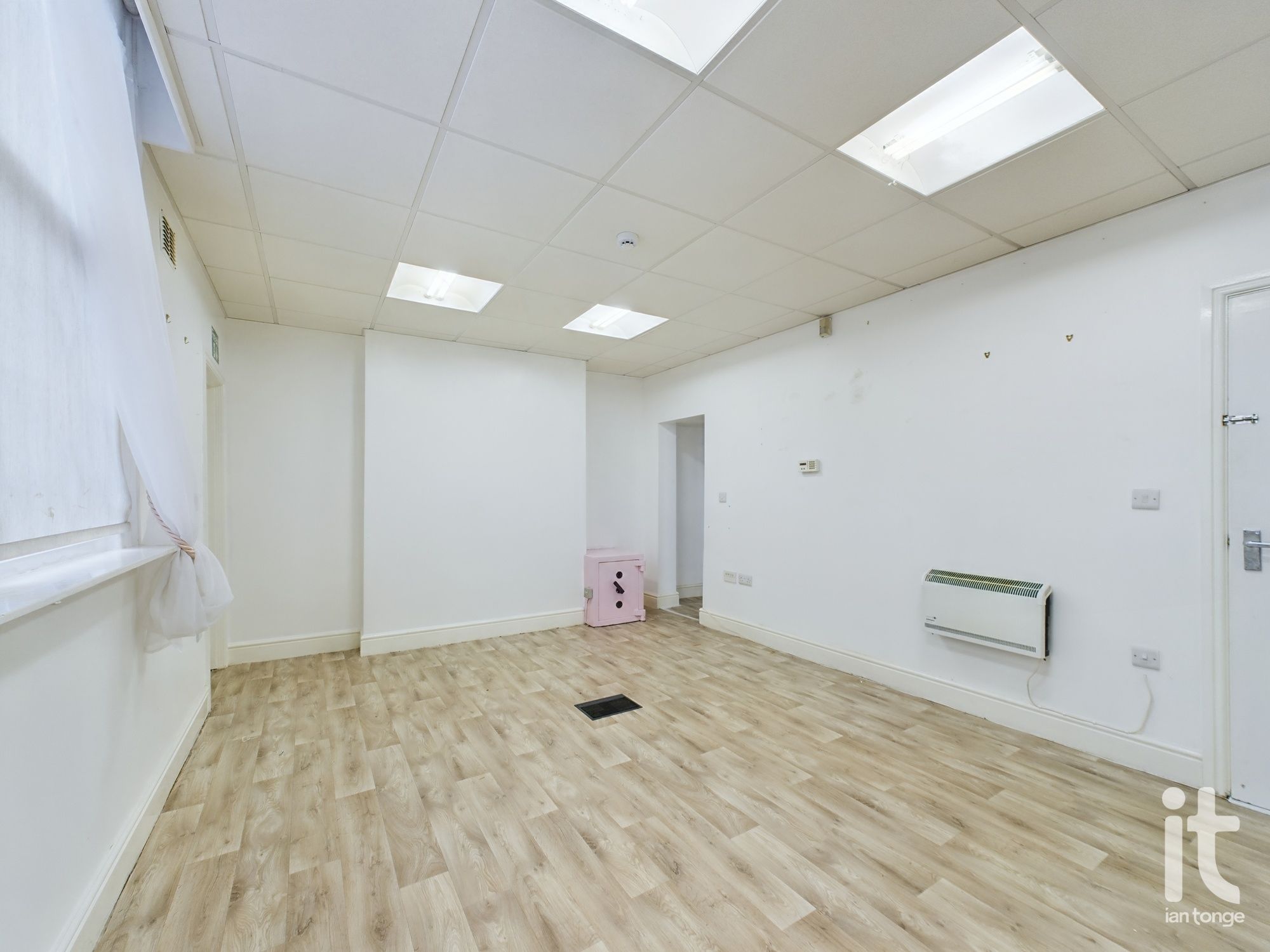 Commercial Property For Sale in Tameside - Photograph 5.