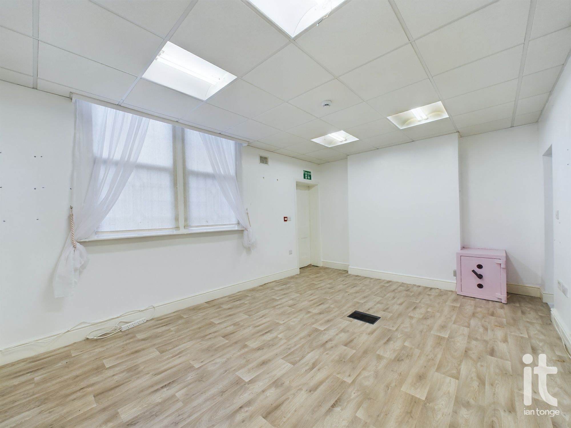 Commercial Property For Sale in Tameside - Photograph 4.