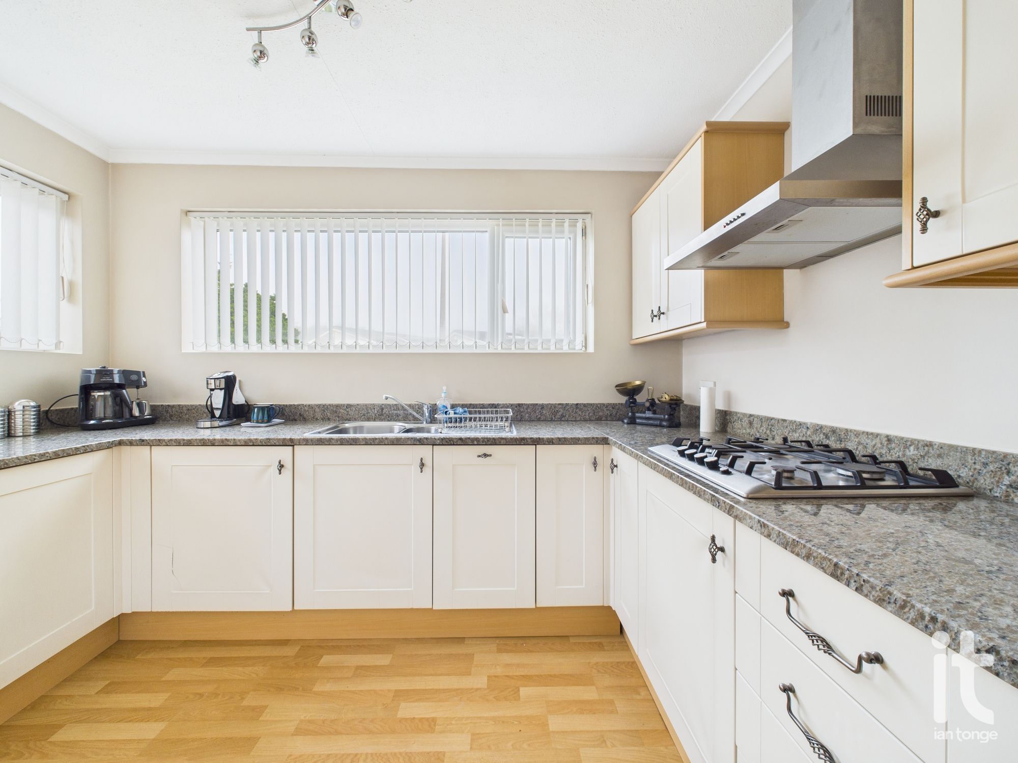 3 bedroom link detached bungalow SSTC in Stockport - Photograph 4.