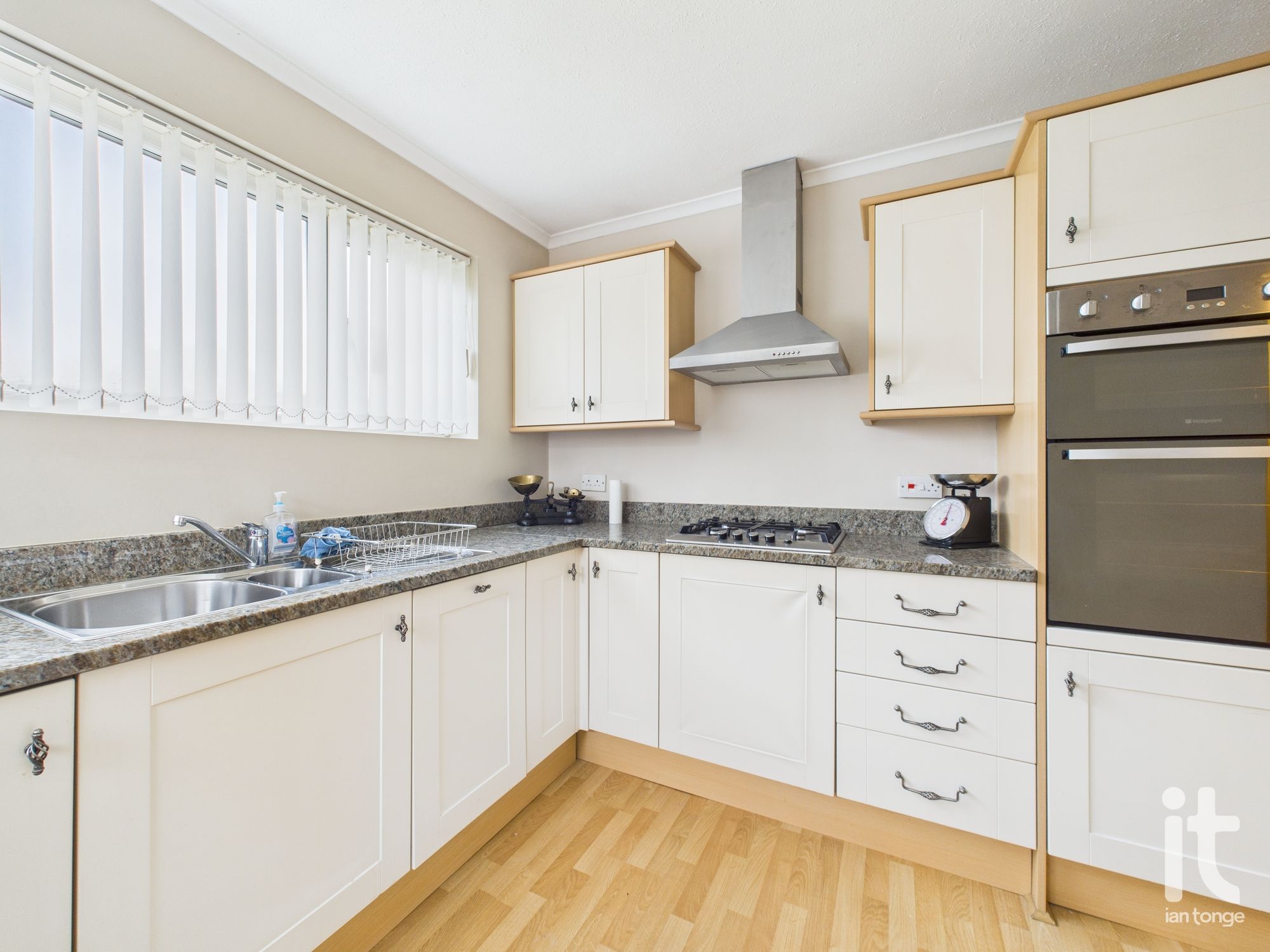 3 bedroom link detached bungalow SSTC in Stockport - Photograph 5.