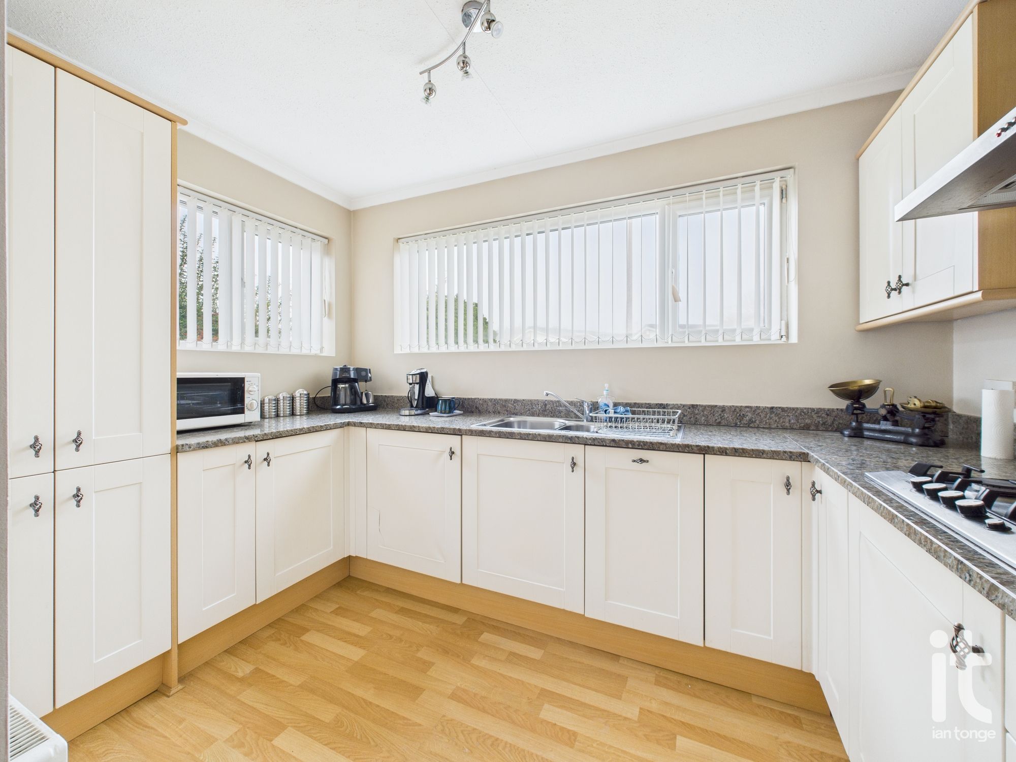 3 bedroom link detached bungalow SSTC in Stockport - Photograph 3.
