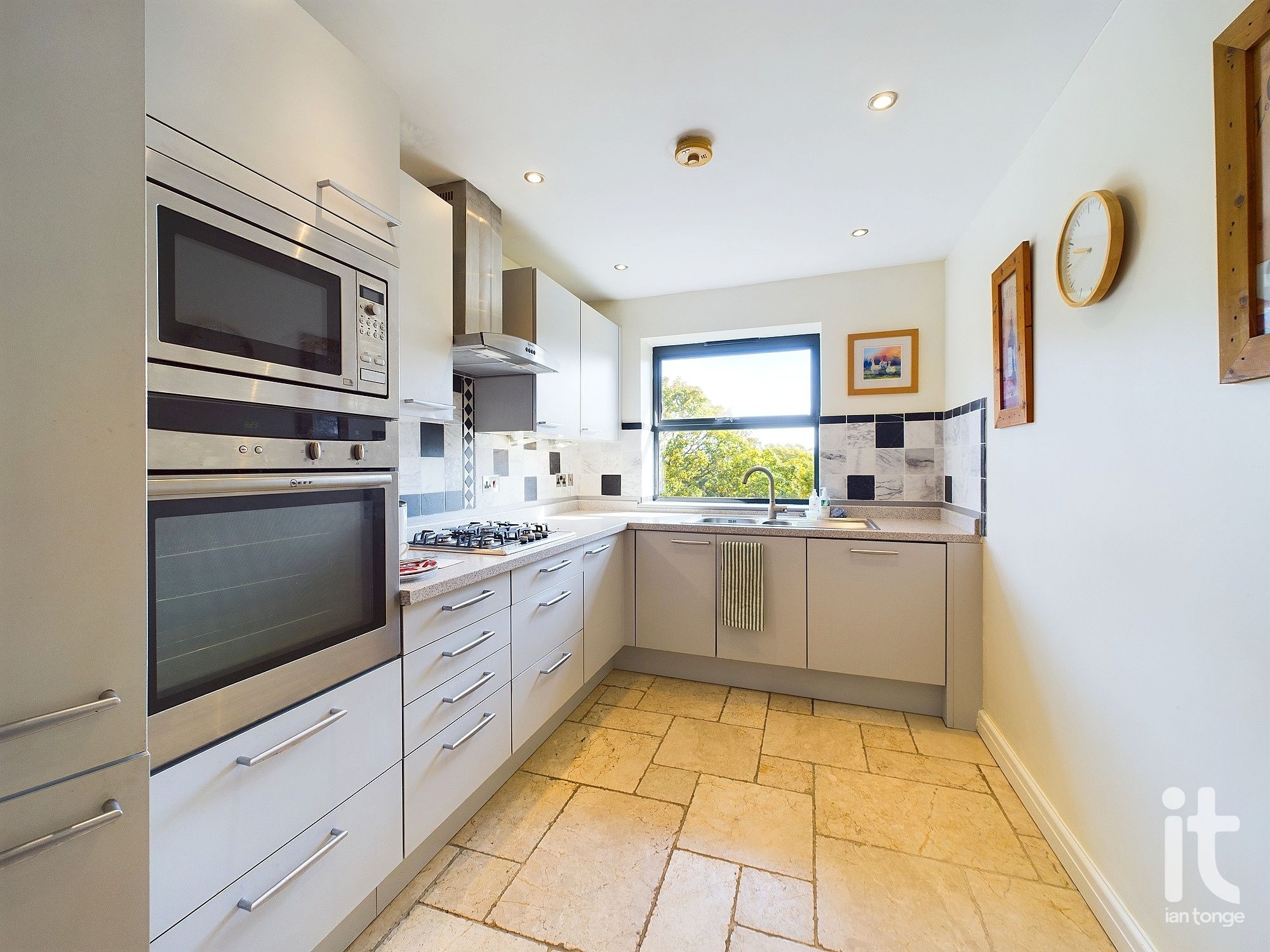 2 bedroom penthouse flat/apartment Under Offer in High Peak - Photograph 32.