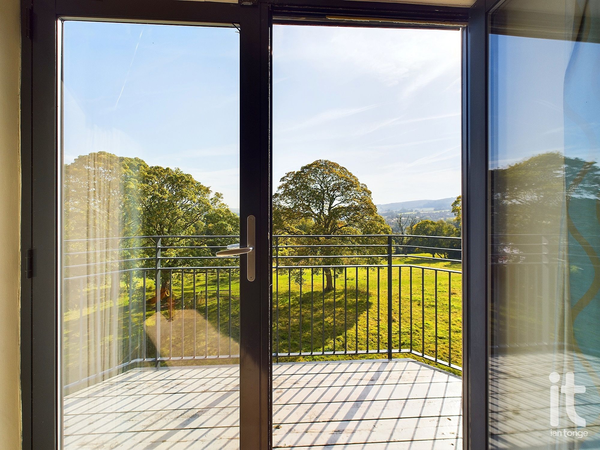 2 bedroom penthouse flat/apartment Under Offer in High Peak - Photograph 22.