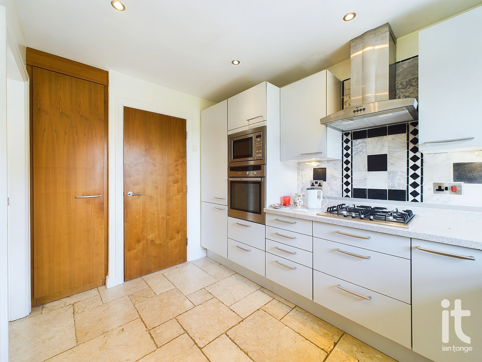 2 bedroom penthouse flat/apartment Under Offer in High Peak - Photograph 35.