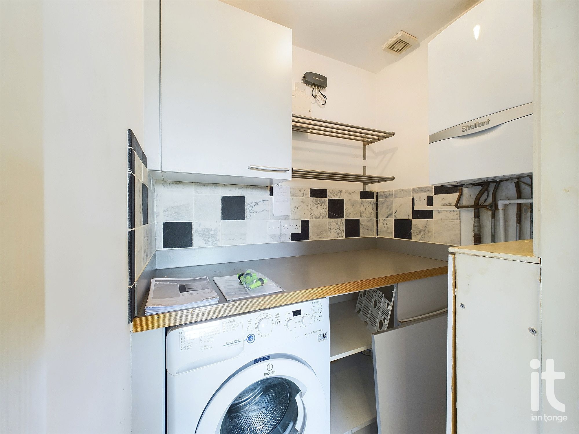 2 bedroom penthouse flat/apartment Under Offer in High Peak - Photograph 36.