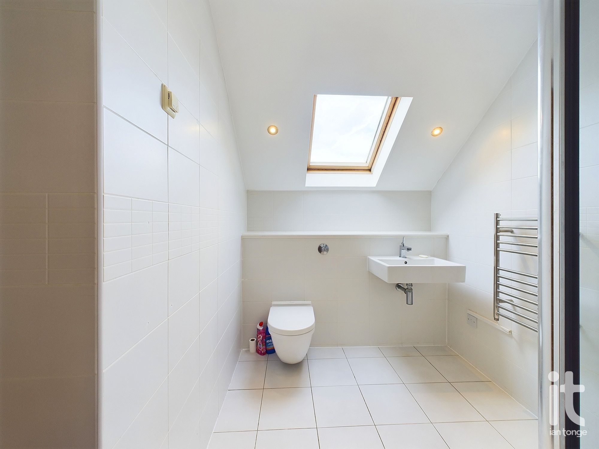 2 bedroom penthouse flat/apartment Under Offer in High Peak - Photograph 43.