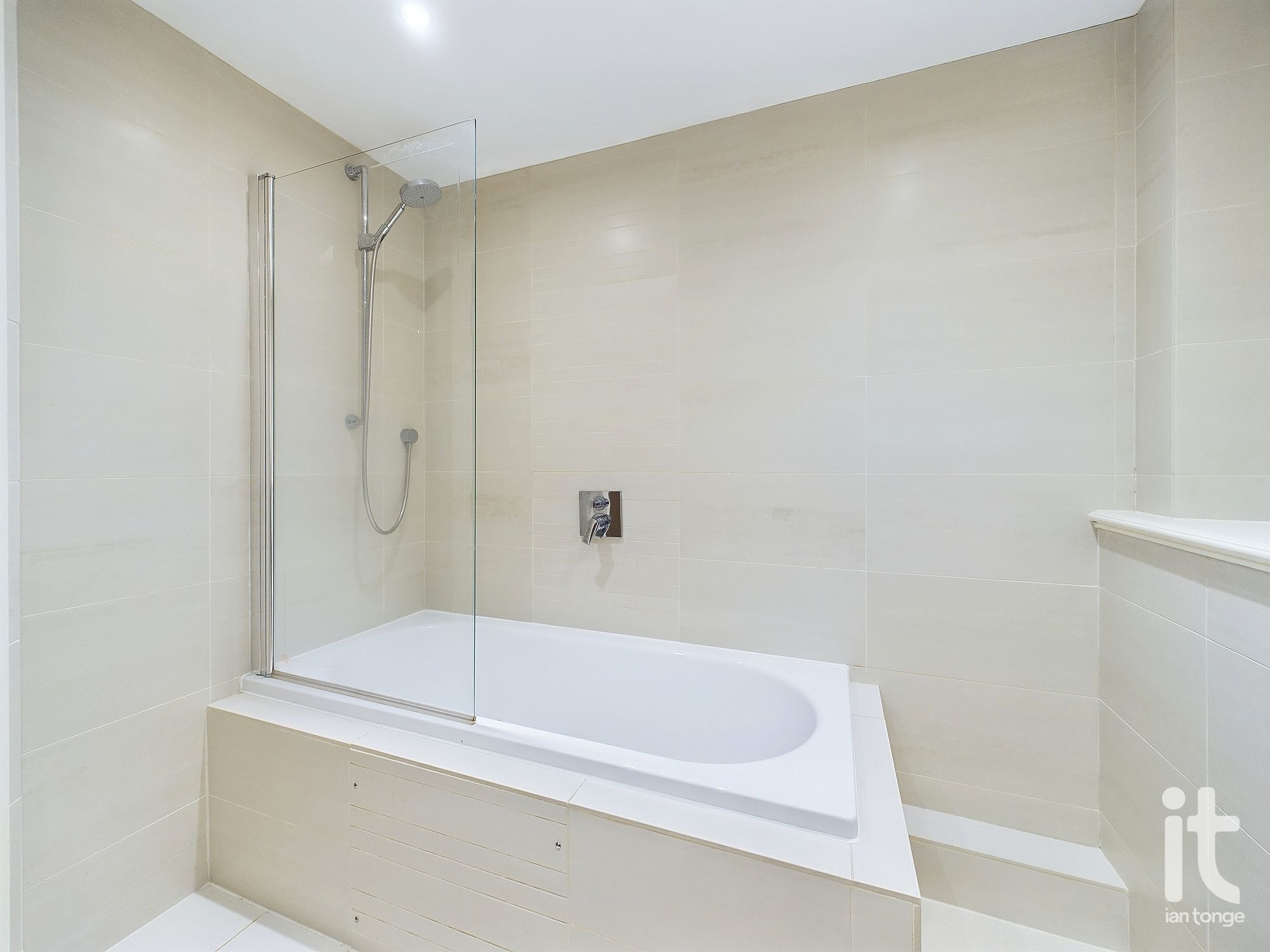 2 bedroom penthouse flat/apartment Under Offer in High Peak - Photograph 8.