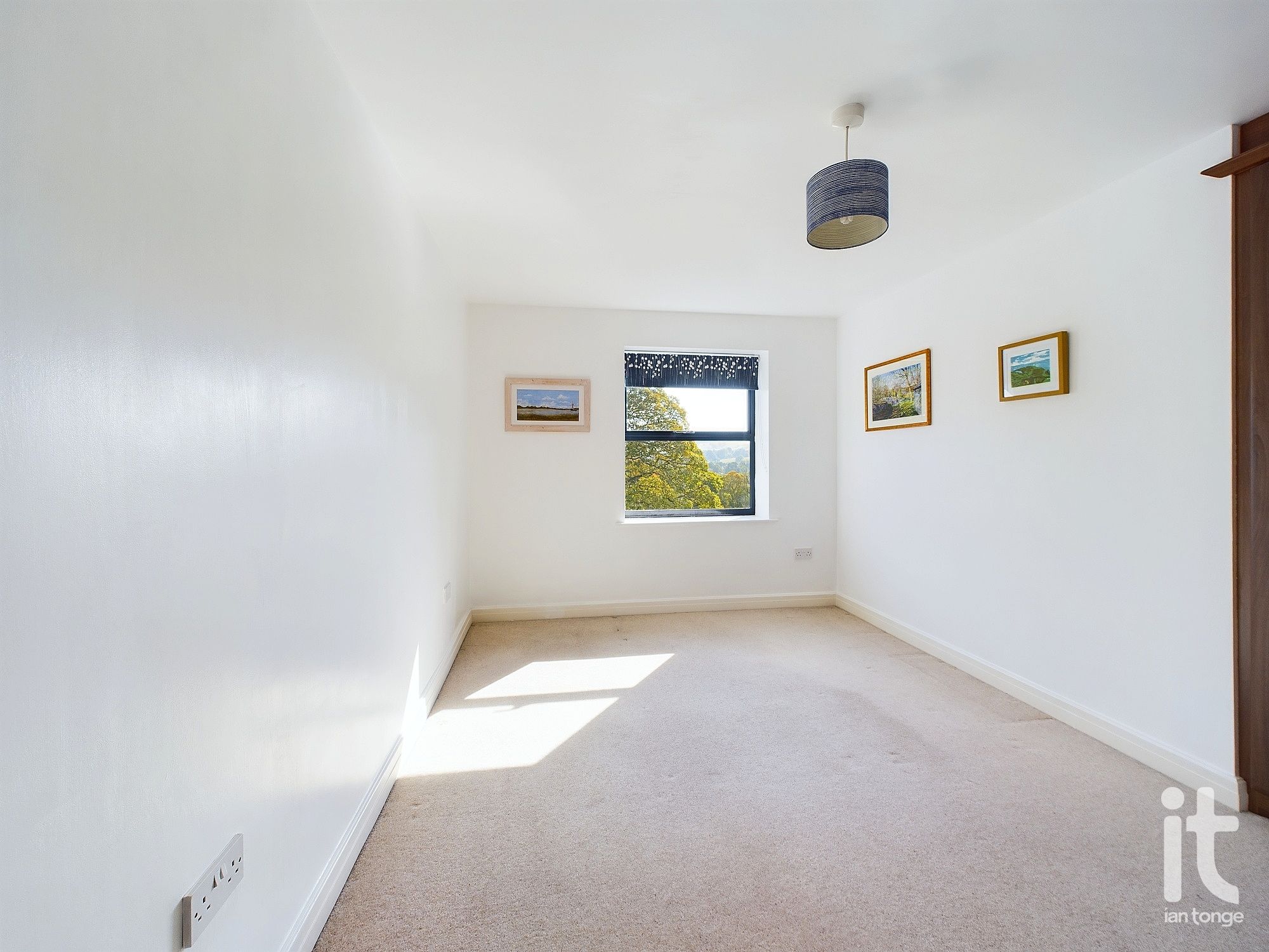 2 bedroom penthouse flat/apartment Under Offer in High Peak - Photograph 12.