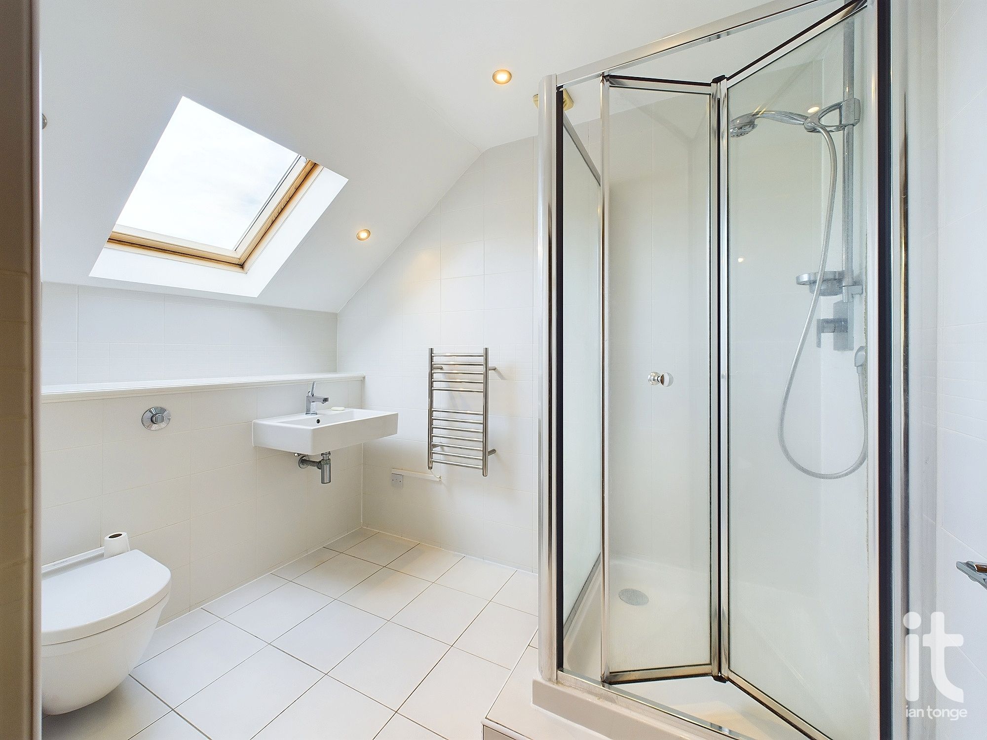 2 bedroom penthouse flat/apartment Under Offer in High Peak - Photograph 41.