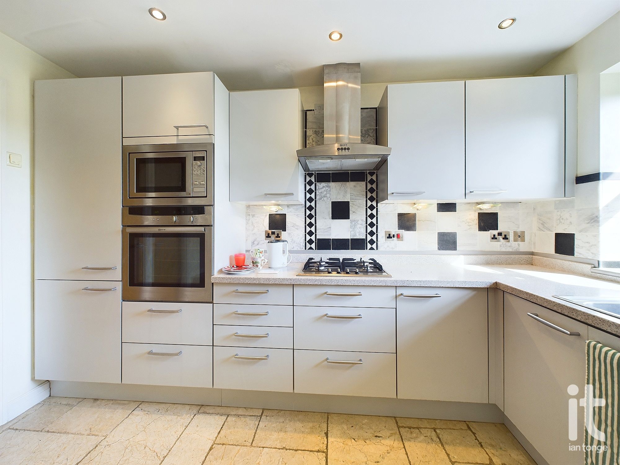 2 bedroom penthouse flat/apartment Under Offer in High Peak - Photograph 33.