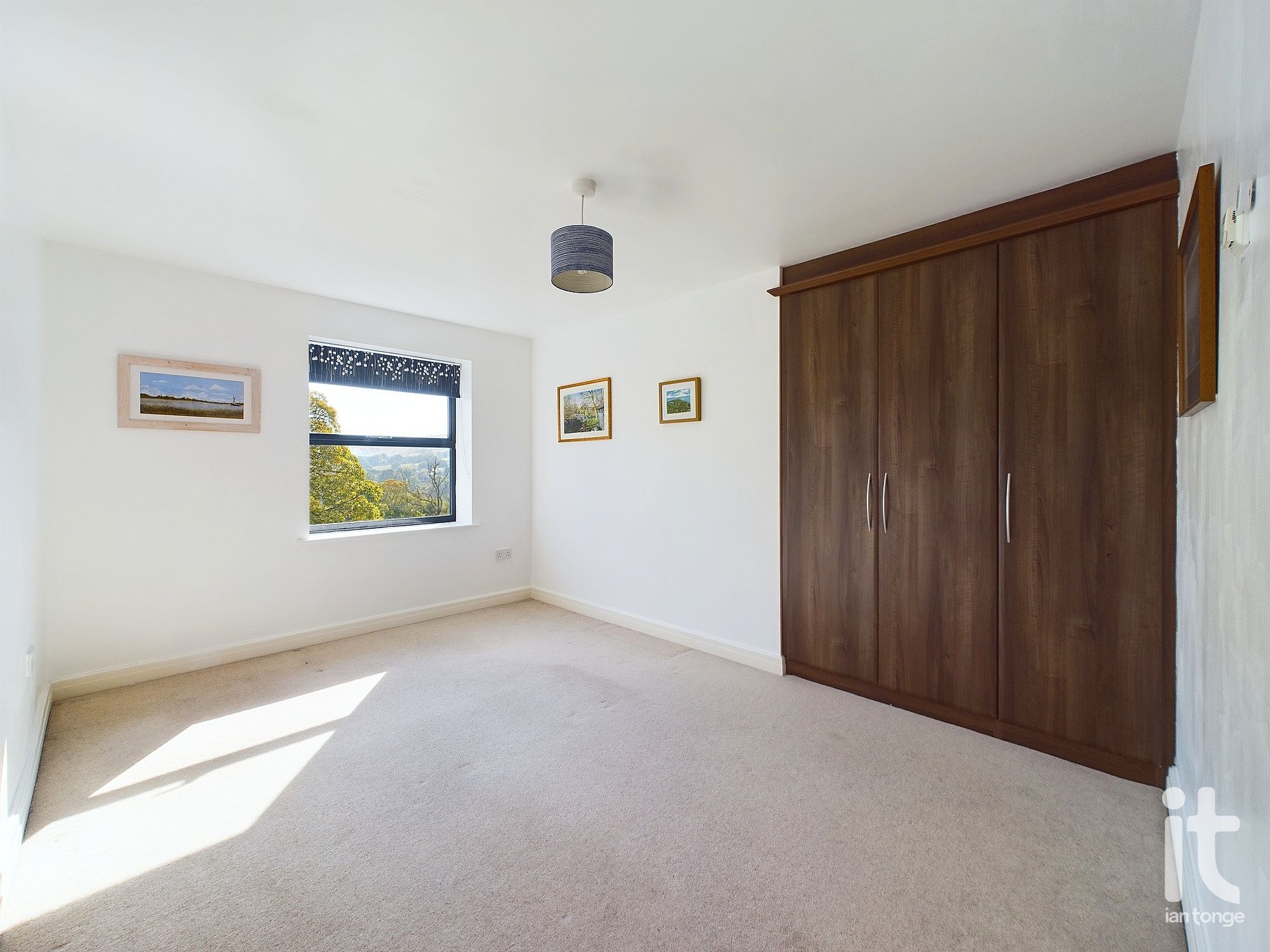 2 bedroom penthouse flat/apartment Under Offer in High Peak - Photograph 11.