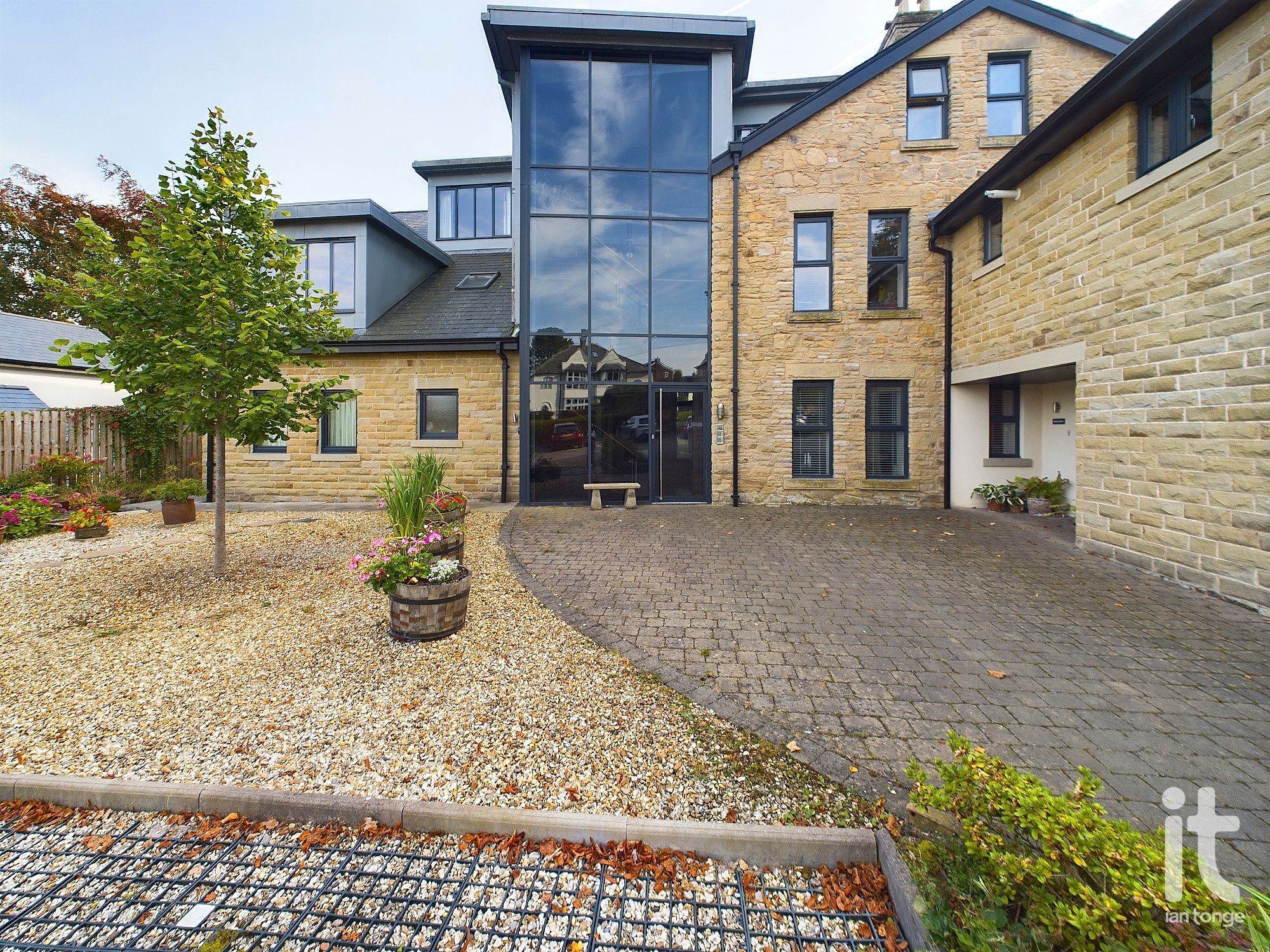 2 bedroom penthouse flat/apartment Under Offer in High Peak - Photograph 55.