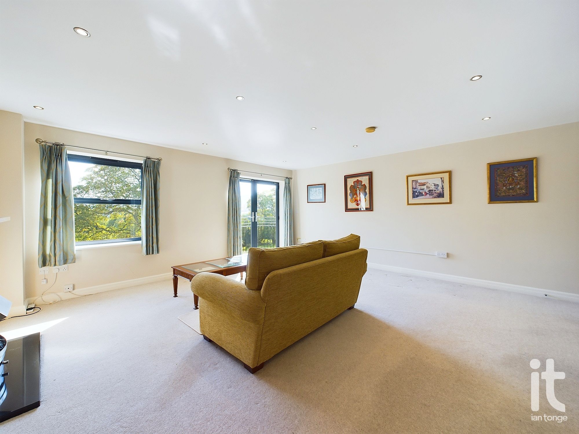2 bedroom penthouse flat/apartment Under Offer in High Peak - Photograph 29.