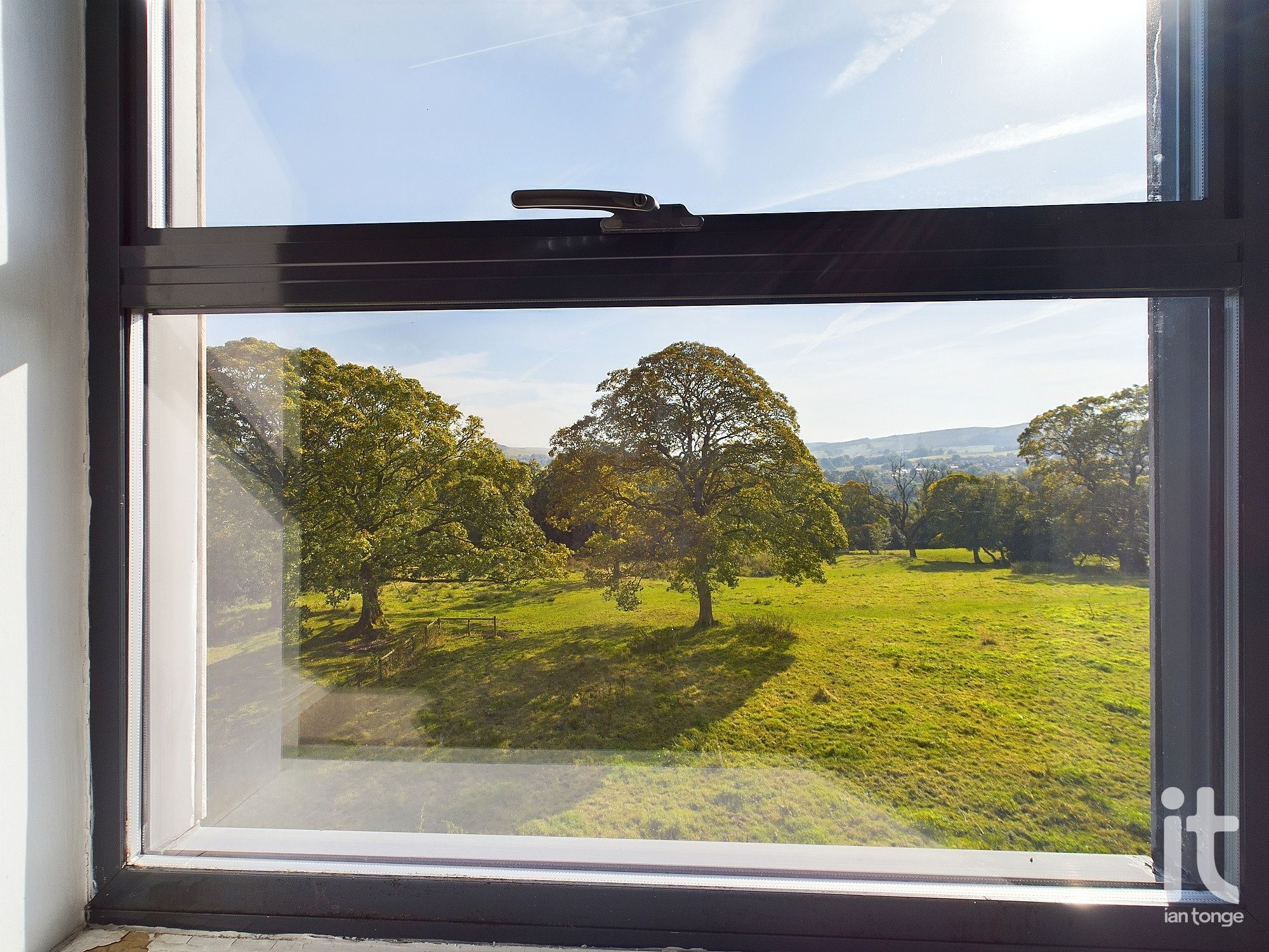 2 bedroom penthouse flat/apartment Under Offer in High Peak - Photograph 14.