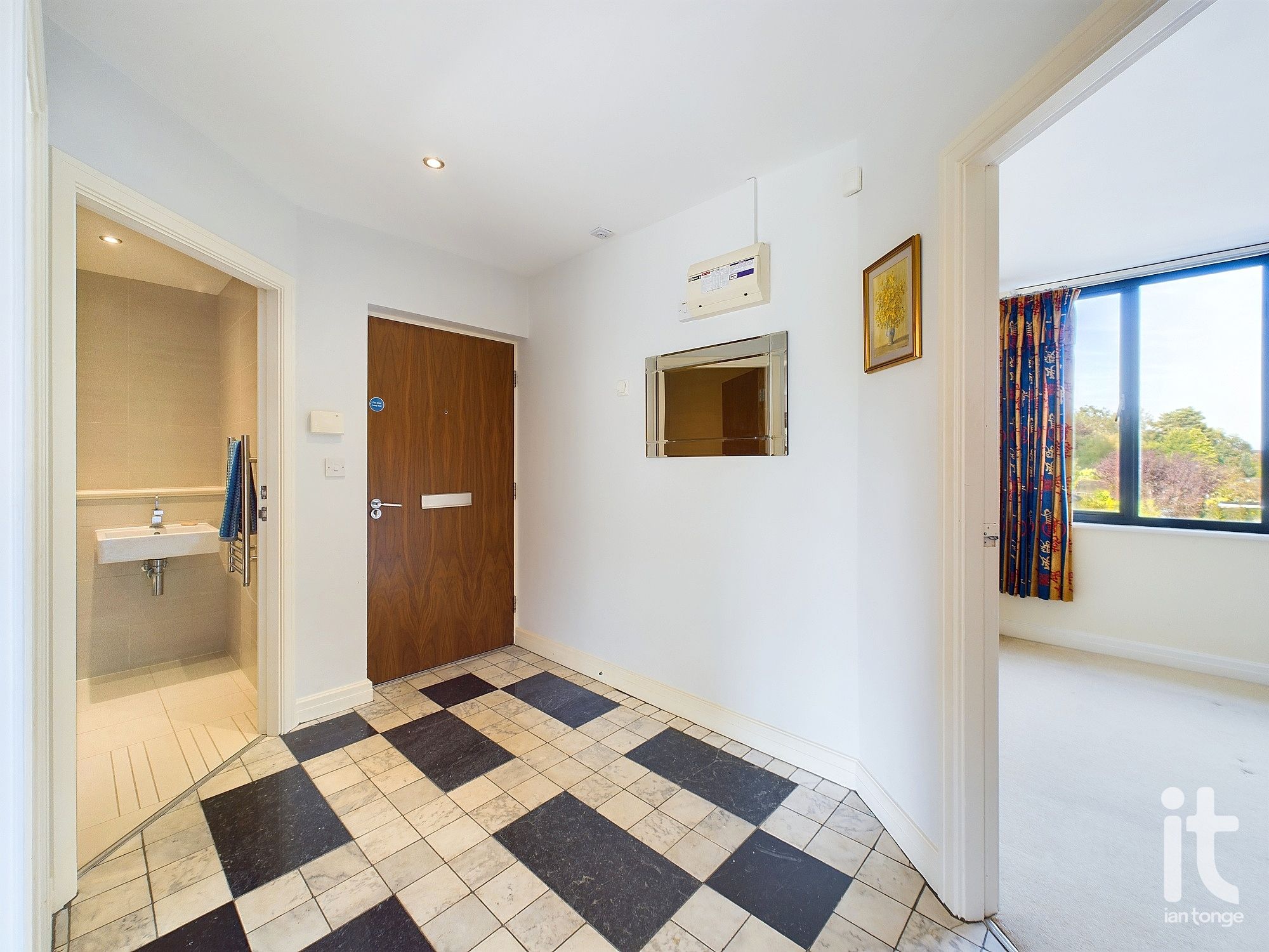 2 bedroom penthouse flat/apartment Under Offer in High Peak - Photograph 4.