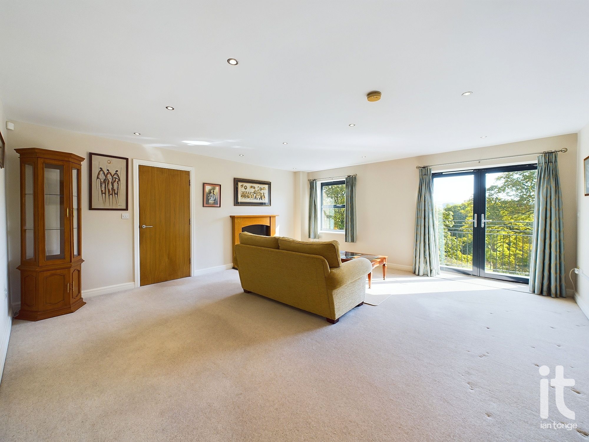 2 bedroom penthouse flat/apartment Under Offer in High Peak - Photograph 18.