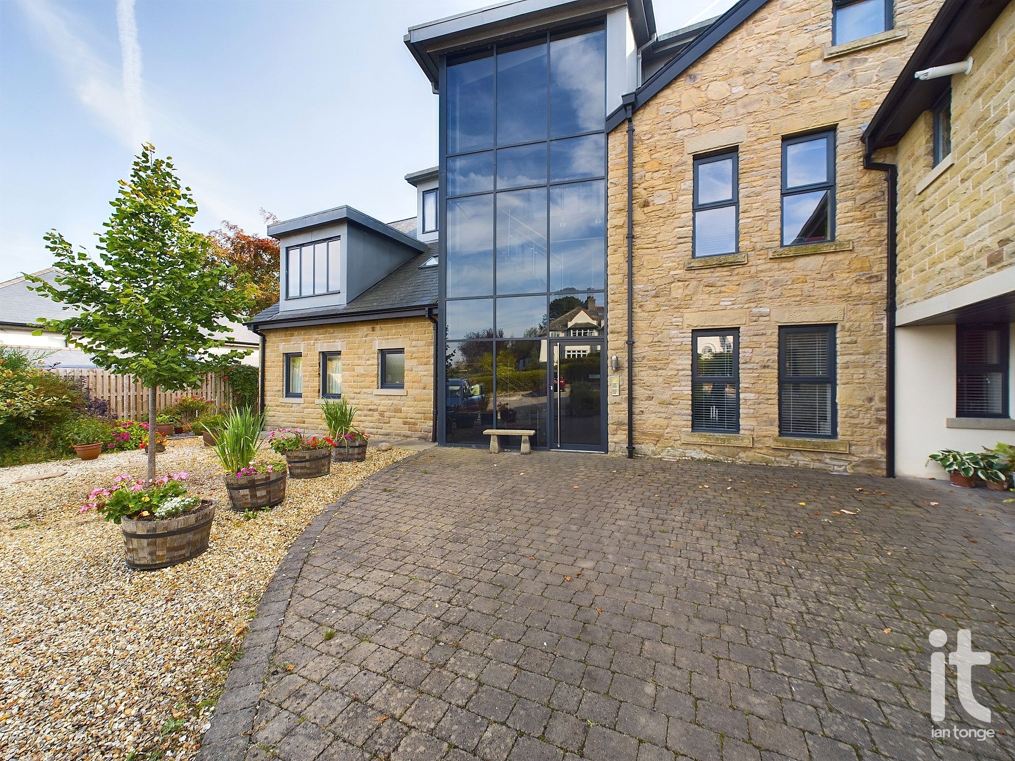 2 bedroom penthouse flat/apartment Under Offer in High Peak - Photograph 54.