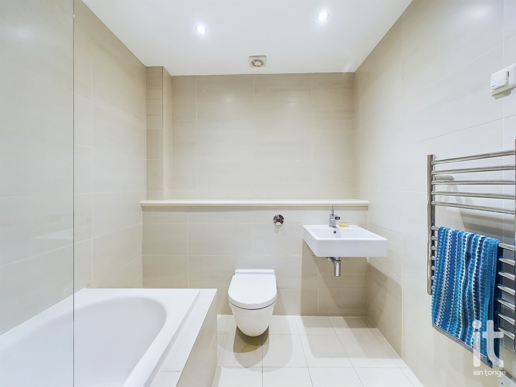 2 bedroom penthouse flat/apartment Under Offer in High Peak - Photograph 6.