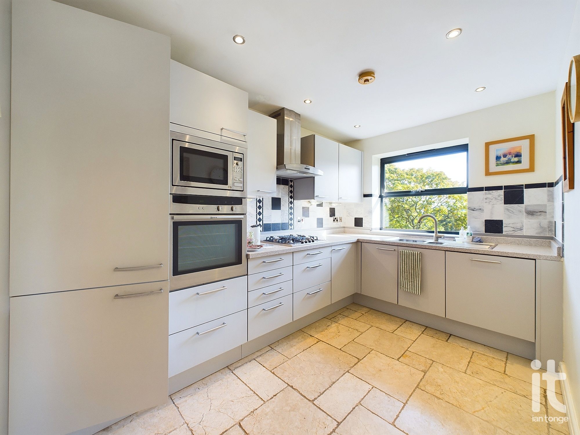 2 bedroom penthouse flat/apartment Under Offer in High Peak - Photograph 31.