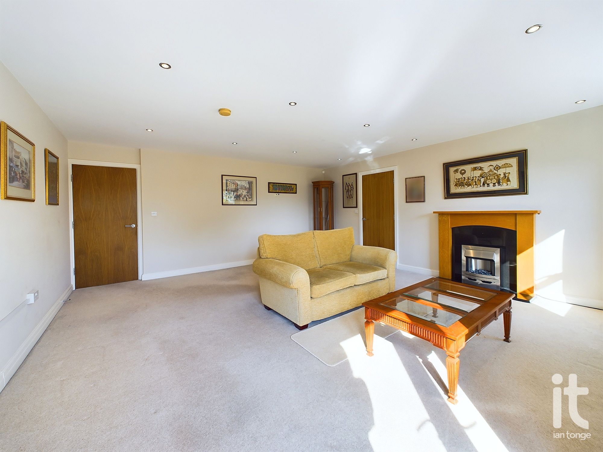 2 bedroom penthouse flat/apartment Under Offer in High Peak - Photograph 26.
