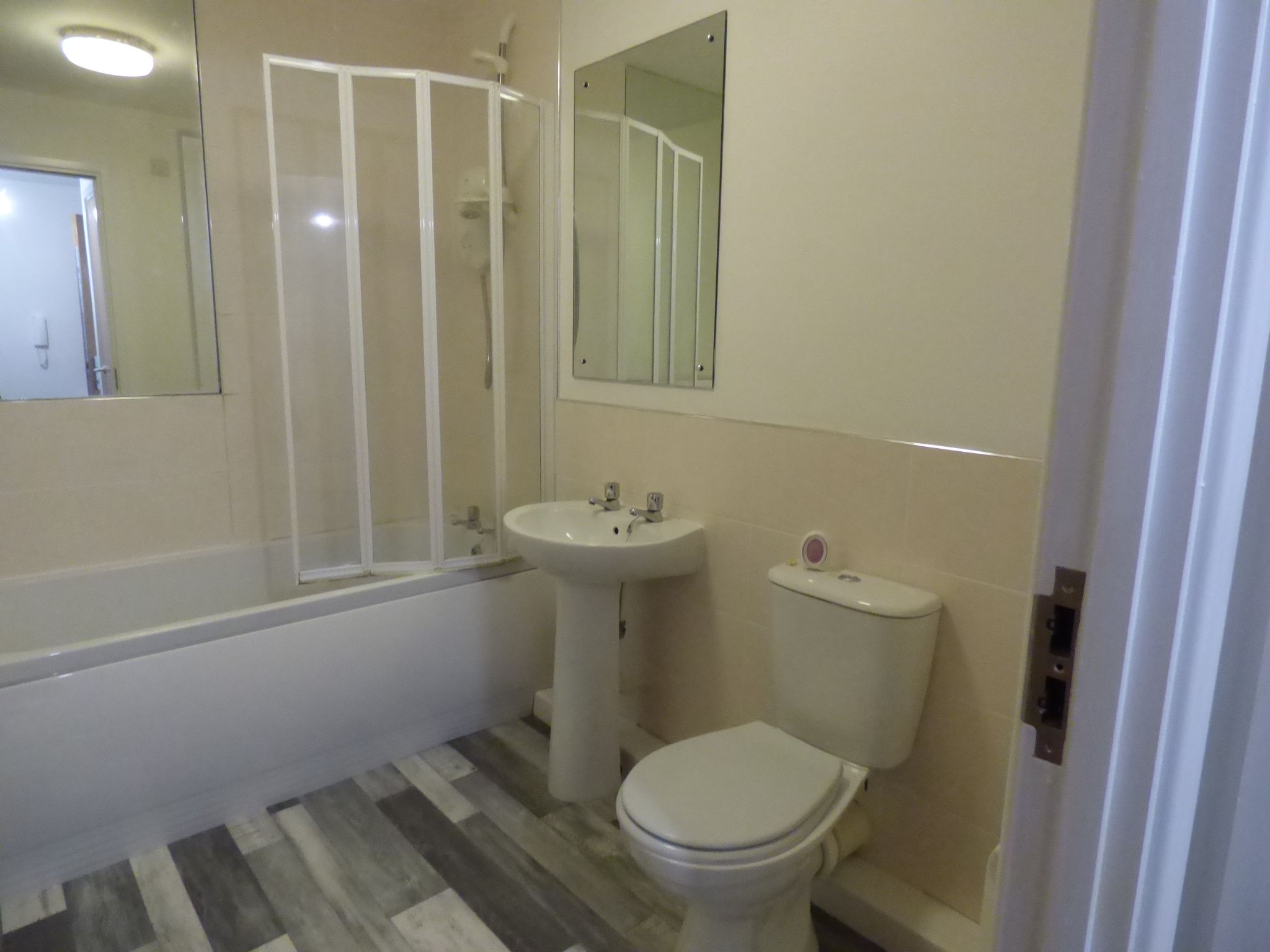 1 bedroom apartment flat/apartment Let in Stockport - Photograph 5.