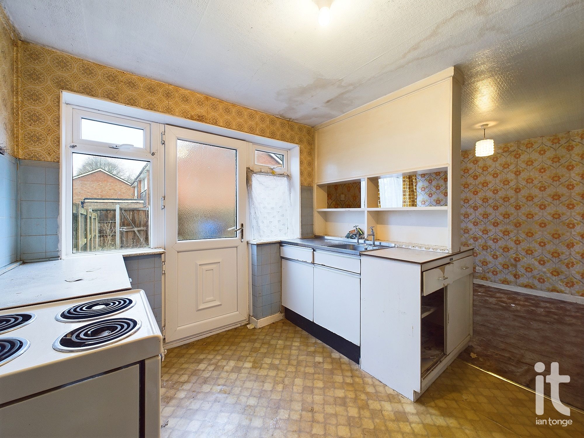 2 bedroom mid terraced house Under Offer in Stockport - Photograph 6.