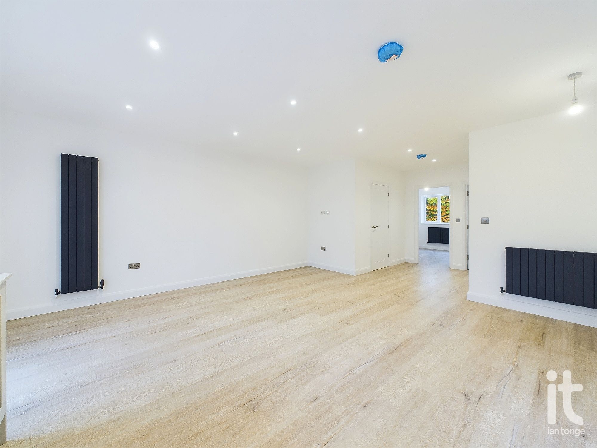 2 bedroom ground floor flat/apartment Sold in Stockport - Photograph 15.