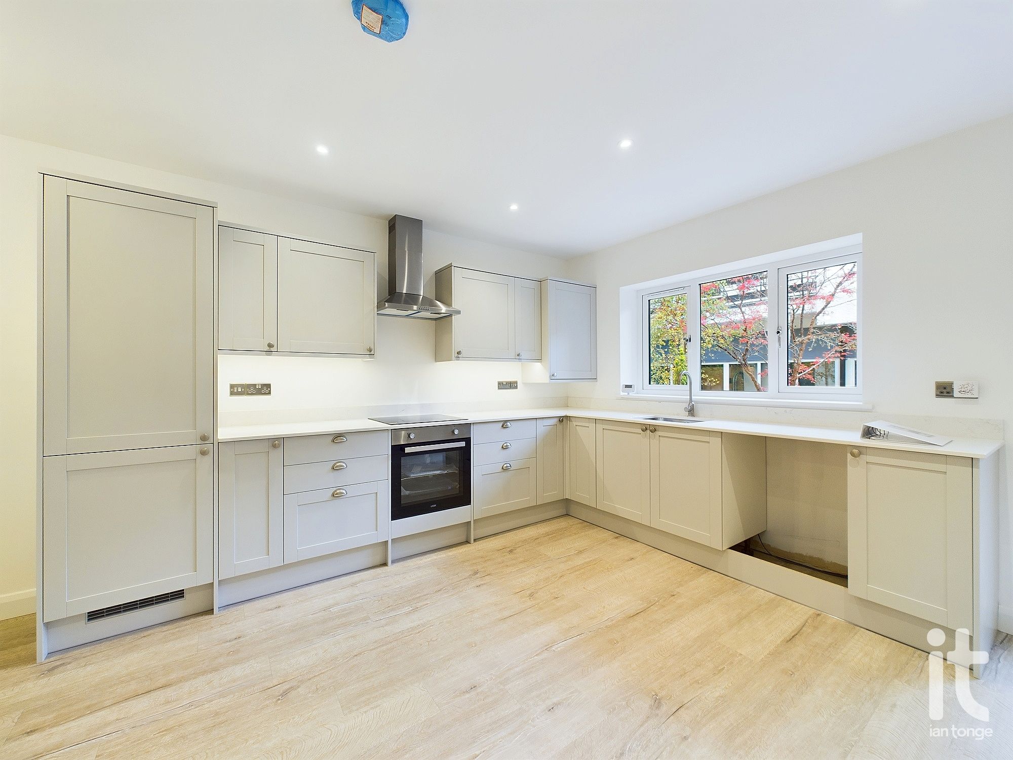 2 bedroom ground floor flat/apartment Sold in Stockport - Photograph 13.