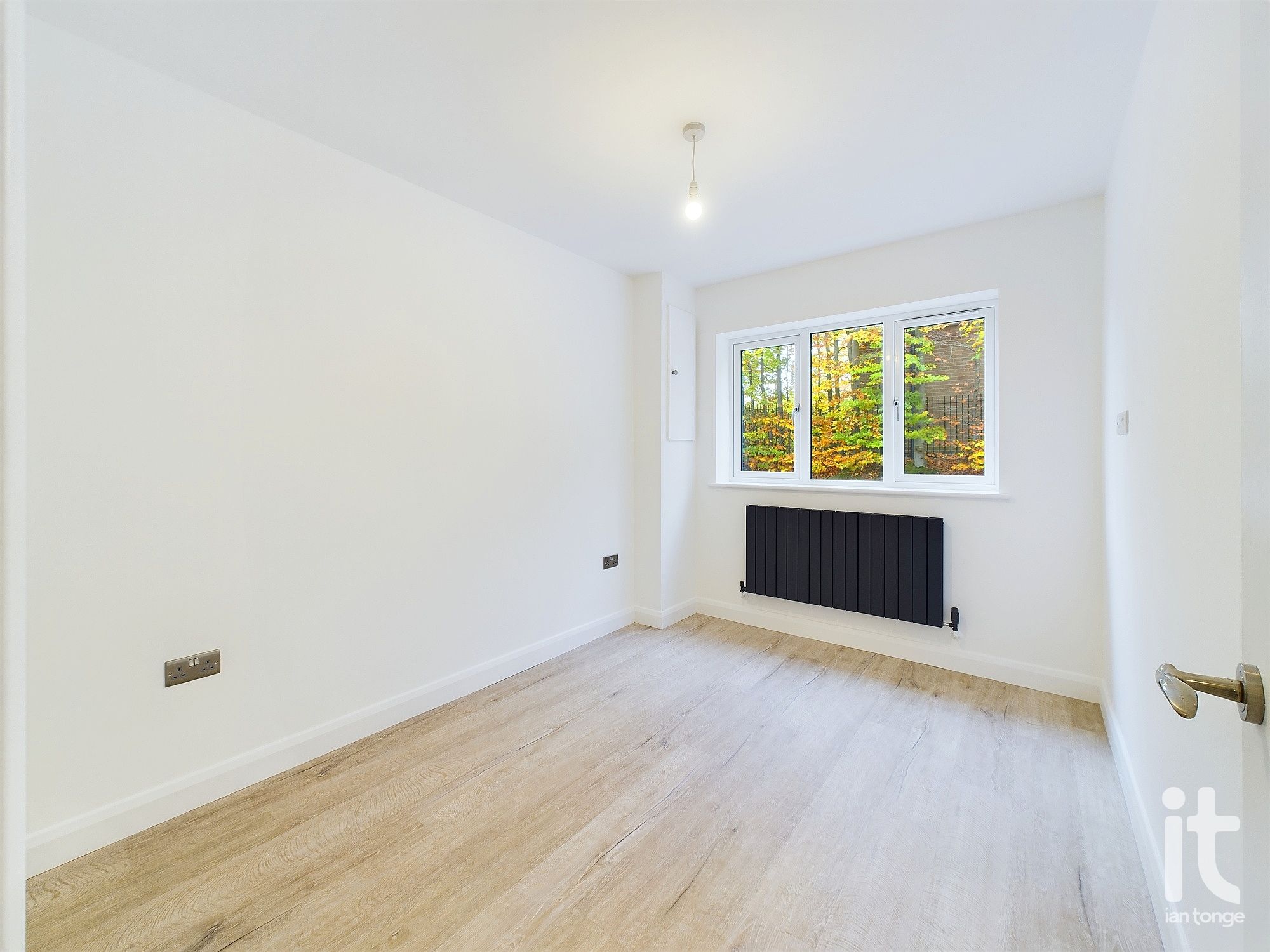 2 bedroom ground floor flat/apartment Sold in Stockport - Photograph 17.