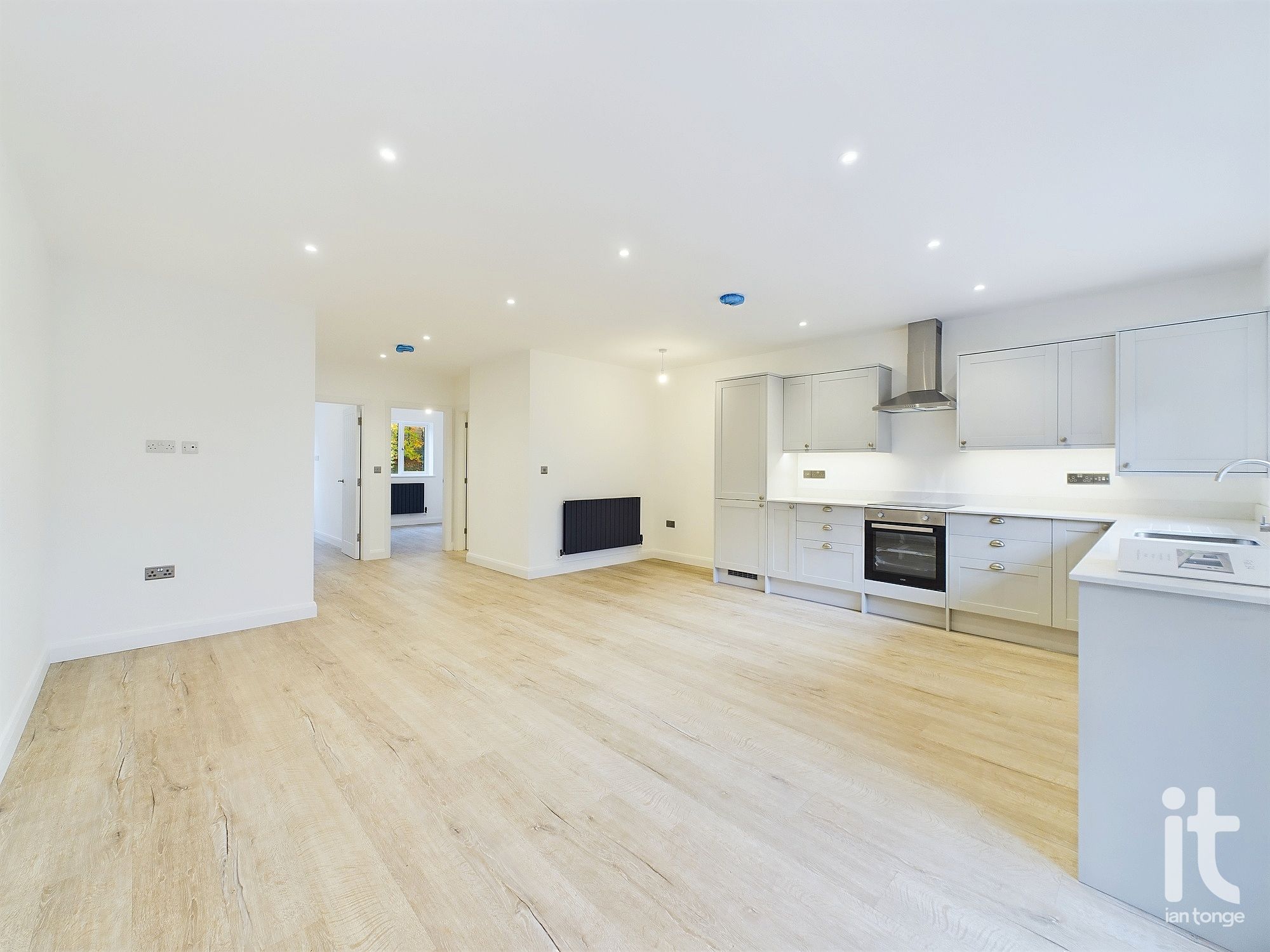 2 bedroom ground floor flat/apartment Sold in Stockport - Photograph 7.