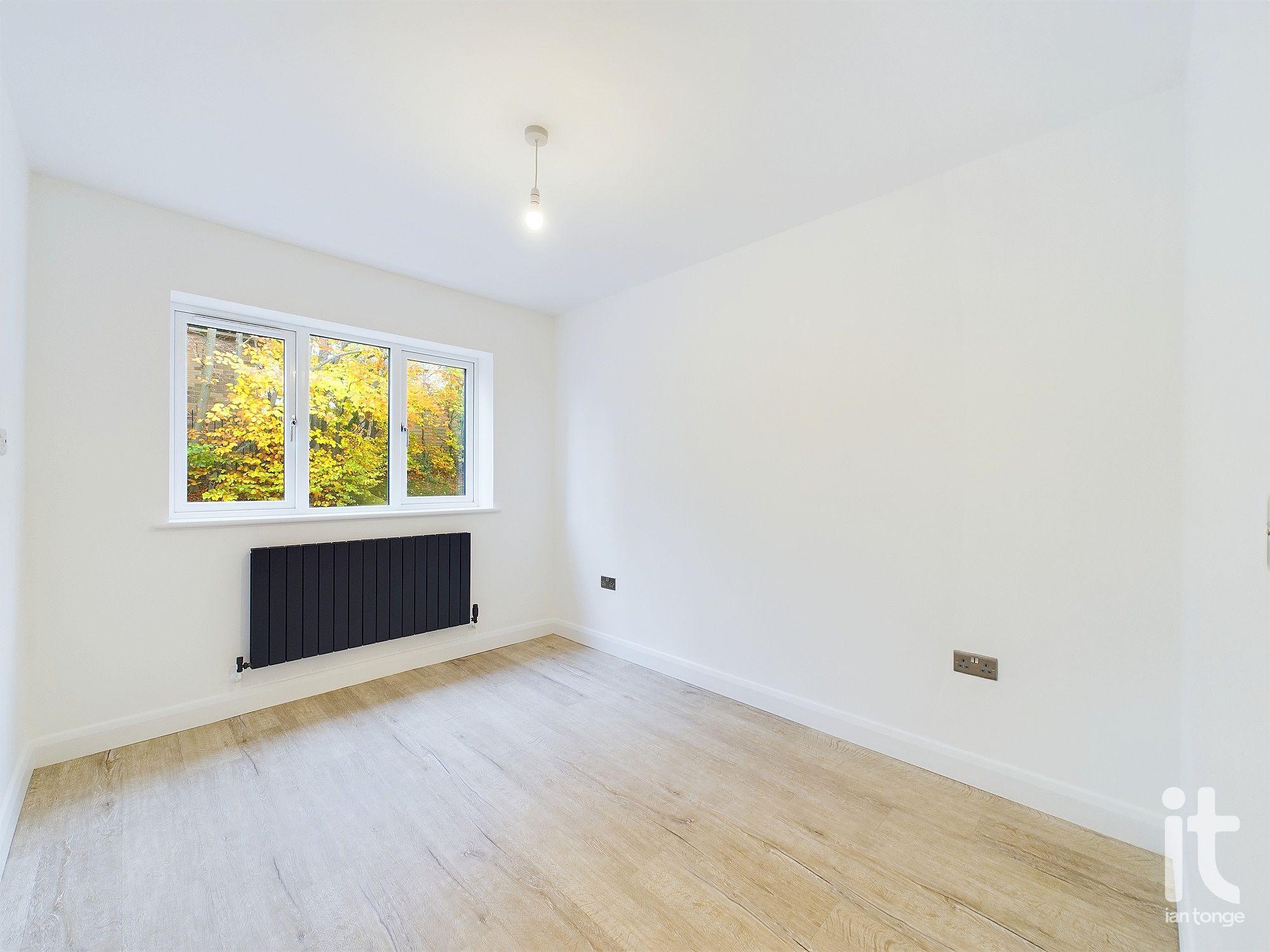 2 bedroom ground floor flat/apartment Sold in Stockport - Photograph 19.