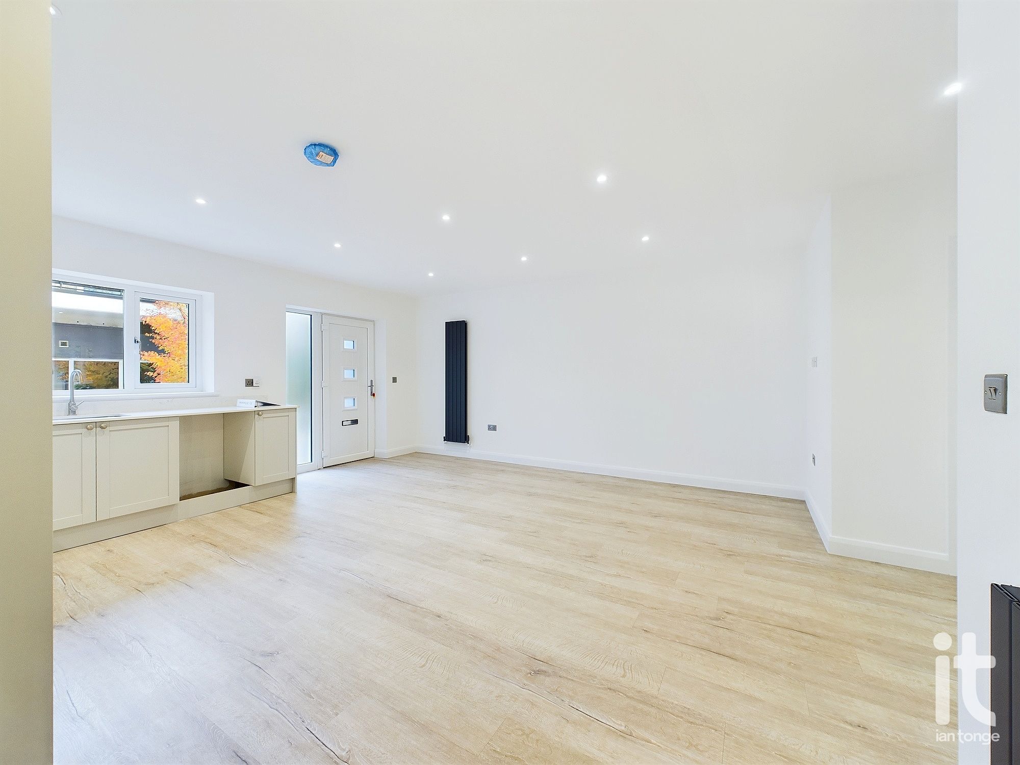 2 bedroom ground floor flat/apartment Sold in Stockport - Photograph 14.