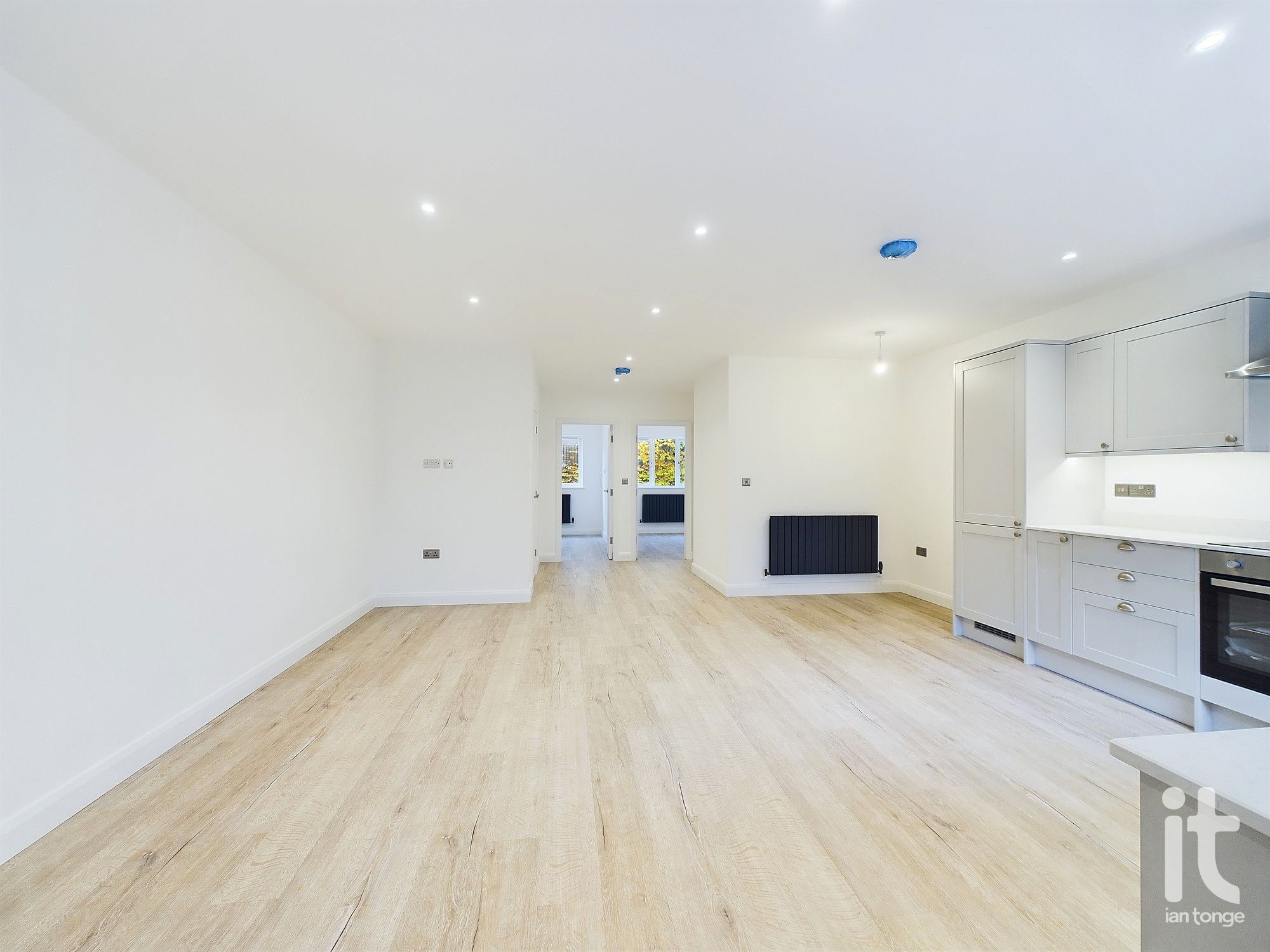 2 bedroom ground floor flat/apartment Sold in Stockport - Photograph 9.