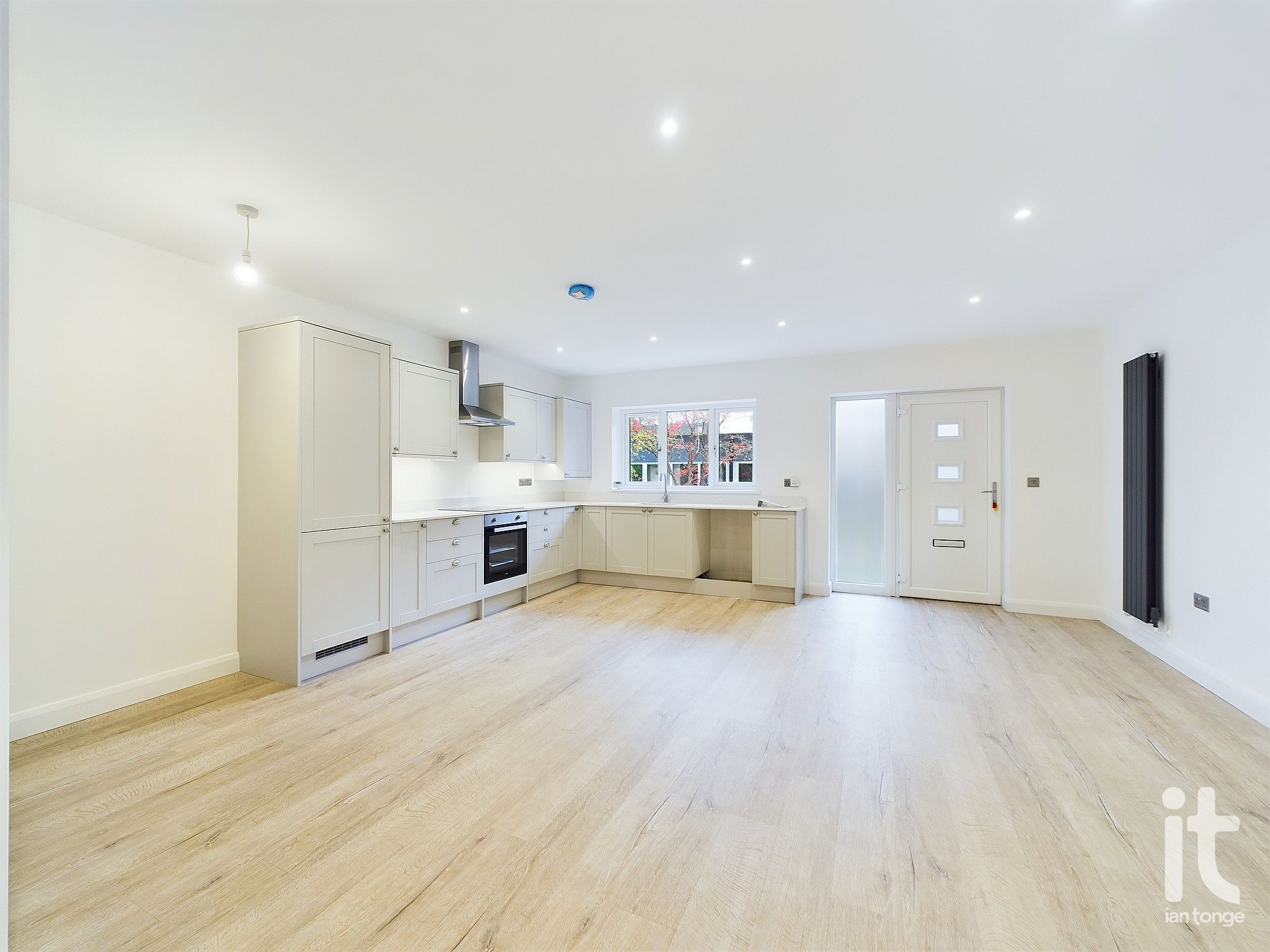 2 bedroom ground floor flat/apartment Sold in Stockport - Photograph 12.